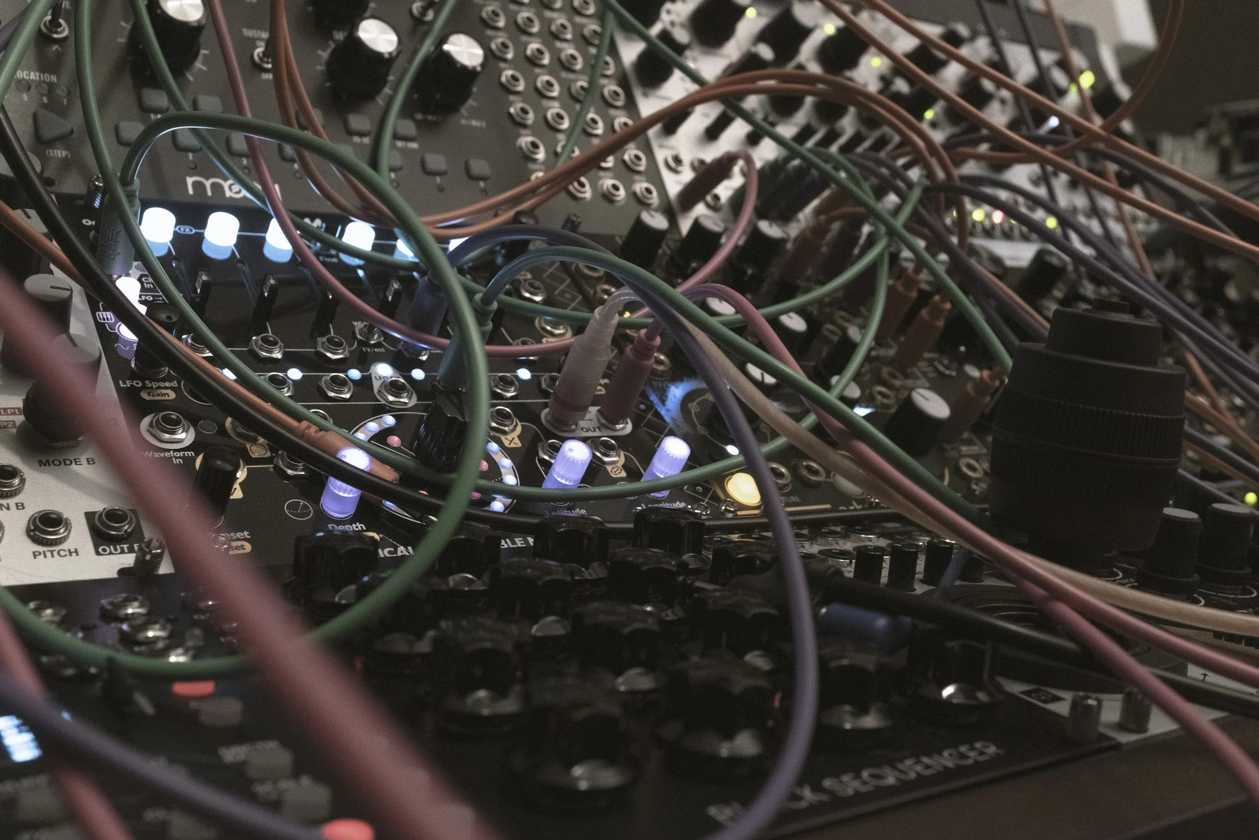 an amp playing calming synth music for deep relaxation in 48220