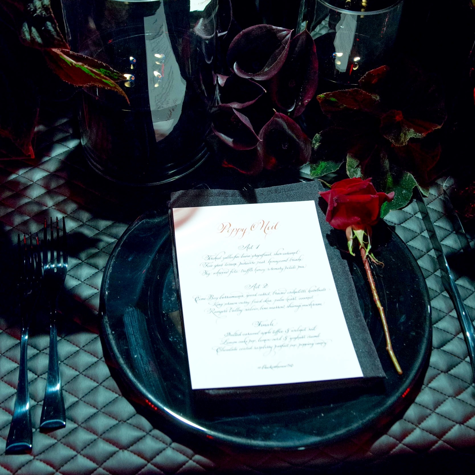 Sydney_wedding_reception_decor_black_glass_charger_plate.jpeg