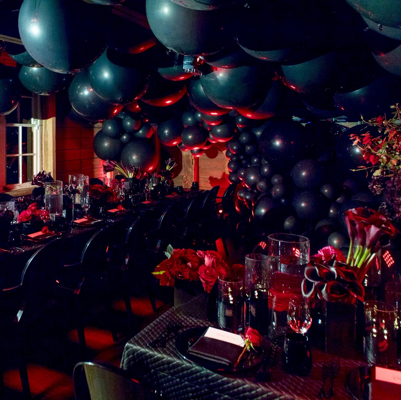 Black quilted, black charger plates, black cutlery 2.jpeg