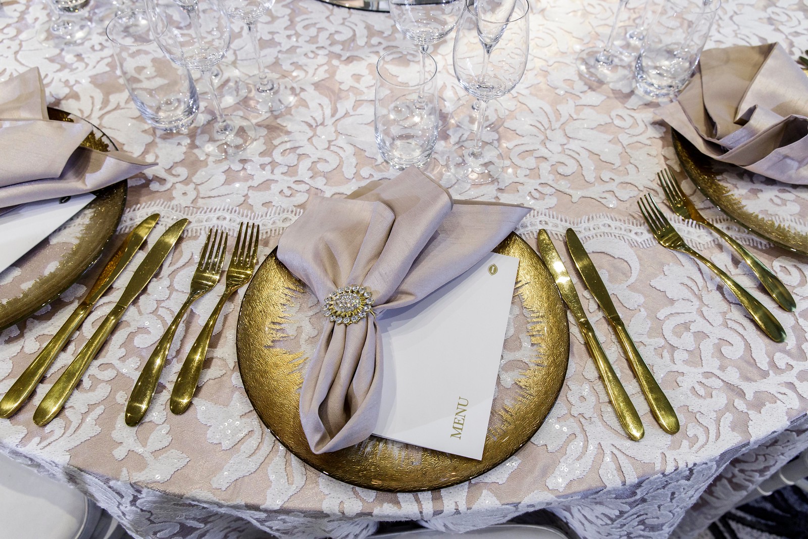 gold_foil_rim_charger_plate_wedding_inlighten_photography_intercontinental_hotel.jpg