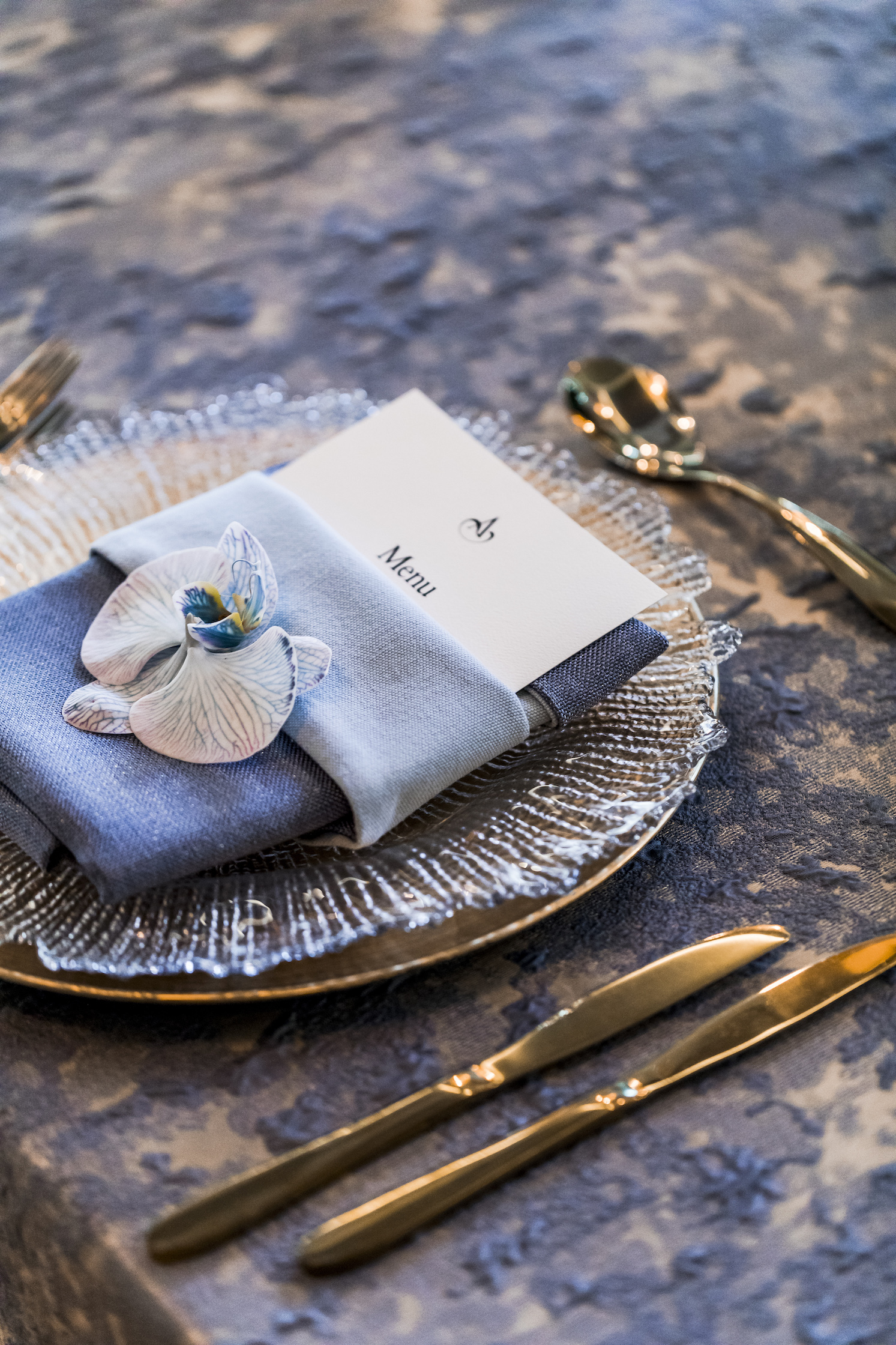 slate_plaster_luxury_linen_wedding_decor_sydney_tablecloth_blue_gold_theme_inlighten_photography.jpg