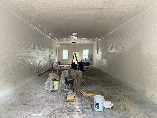 The Grocery is getting some much needed painting done today! Progress 💪🏼🔨🎉
&bull;
&bull;
&bull;
&bull;
#whitewashbrick #tinceiling #oldbuildings #thewinchestermanor #thegrocery #newmarketal #restoration #airbnb #uniquevacationrentals #visithuntsv