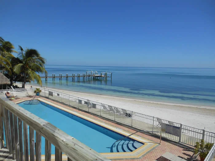 pooldockbeach121102.jpg