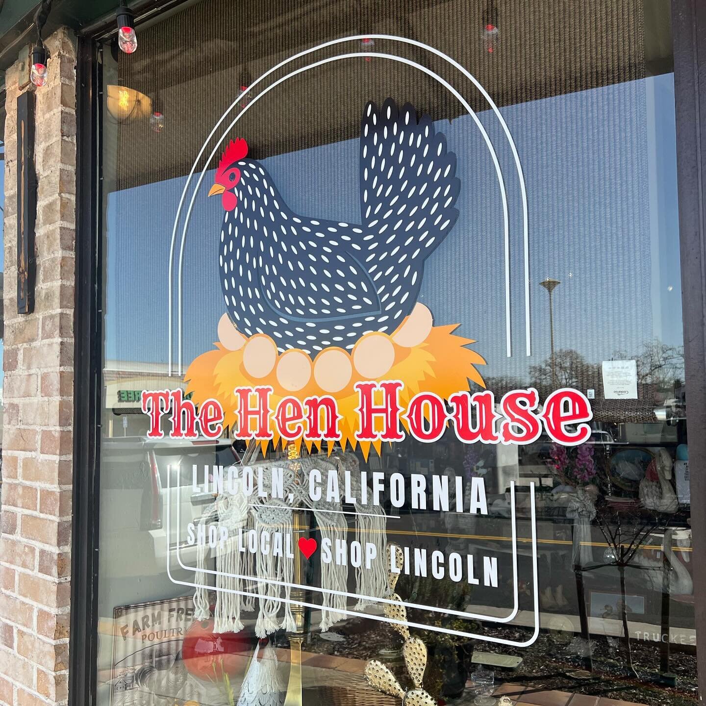 🐔🥁 Have you heard the cluckin&rsquo; news?! The Hen House (formerly the Lincoln Gift Shop) has a fresh name and a brand new sign! 🥚🎉 If you haven&rsquo;t strutted your feathers over yet, join the flock and flap on down to this cute coop full of L