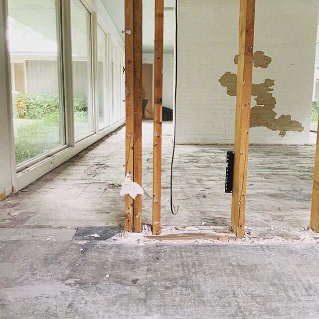 What goes up can always come down, if it&rsquo;s blocking the view of the garden! ⚒
.
.
.
#interiordemo #dallaslandscape #dallasirrigation #clearforkservices