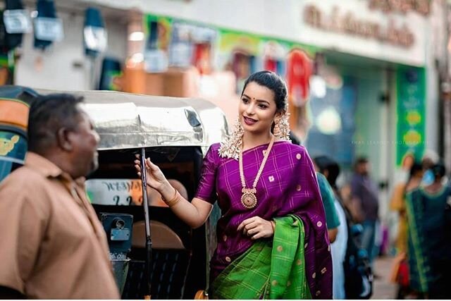 What is a bridal saree colour you guys are wanting to see more of in 2020? 
I want this purple back! 
Such a classic saree by @rahjamdesignersilks .
.
.
Muah: @renuka_mua 
Photography: @khanleanderphotography 
Jewellery: @aknjewellery .