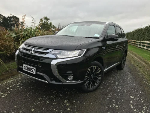 Outlander PHEV II: Better plug, more play