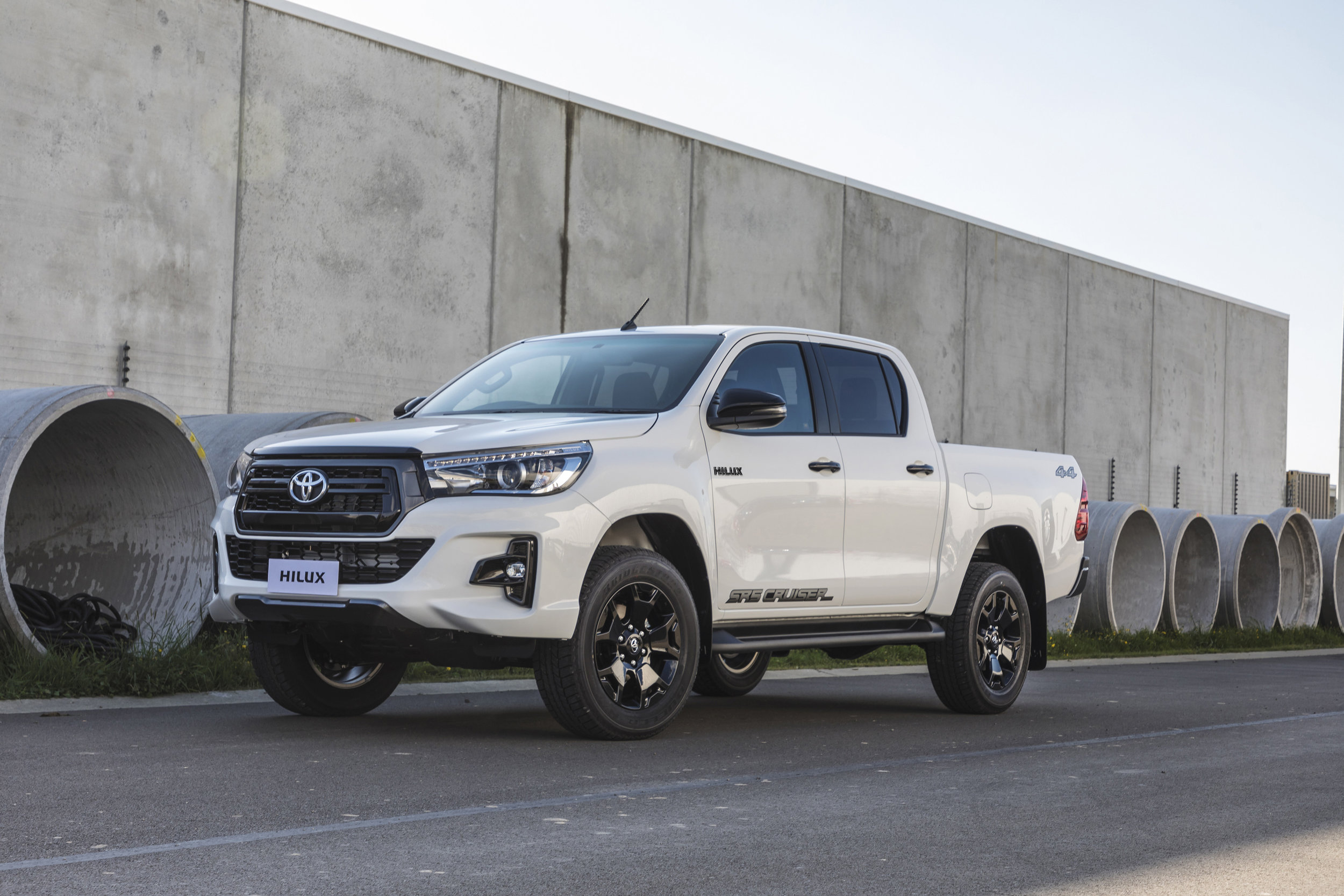 IMAGE- Toyota Hilux SR5 Cruiser 2018, glacier white, front three quarter shot.jpg