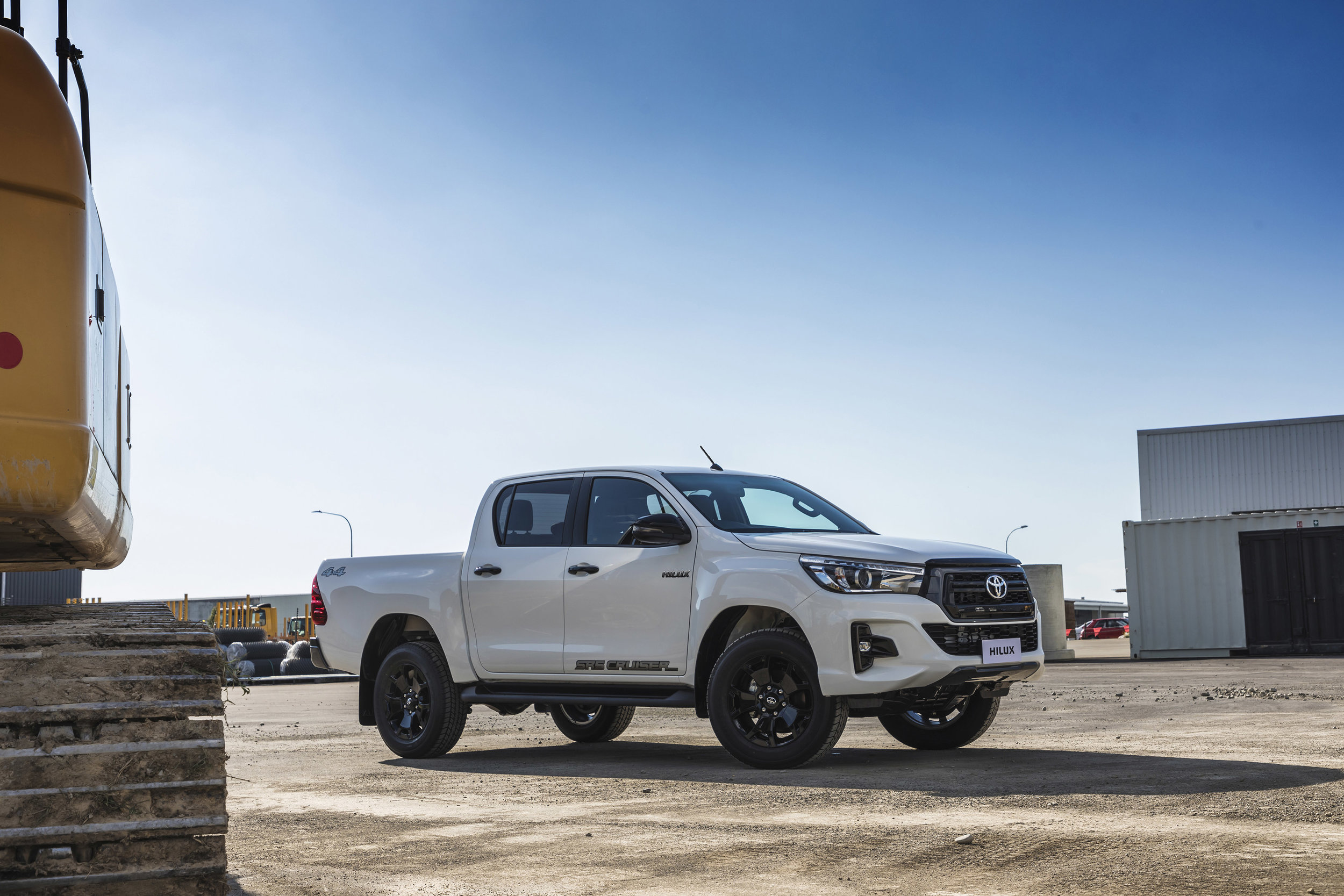 IMAGE- Toyota Hilux SR5 Cruiser 2018, glacier white, side shot.jpg