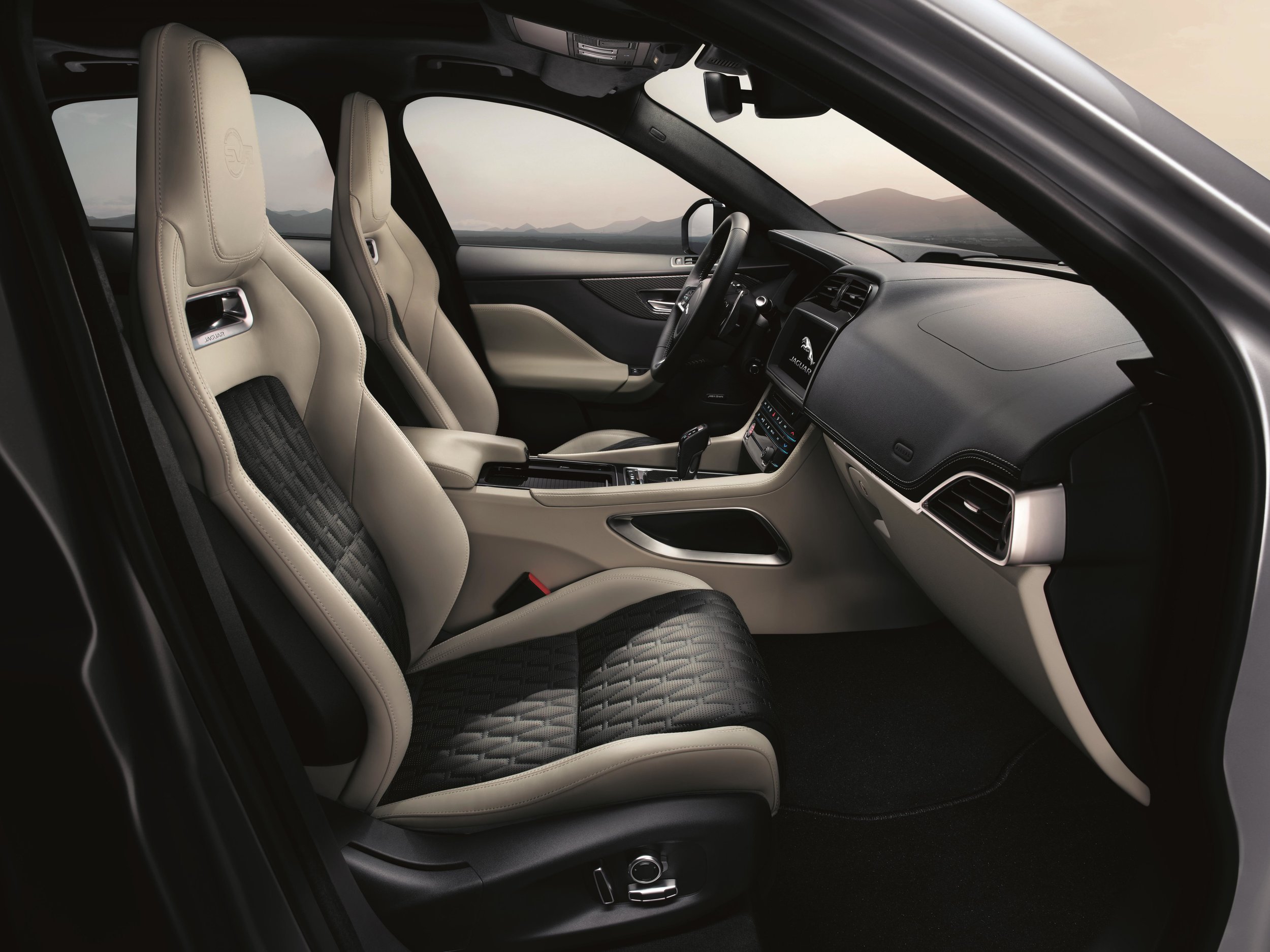 J_F-PACE_SVR_19MY_280318_027_GLHD.jpg