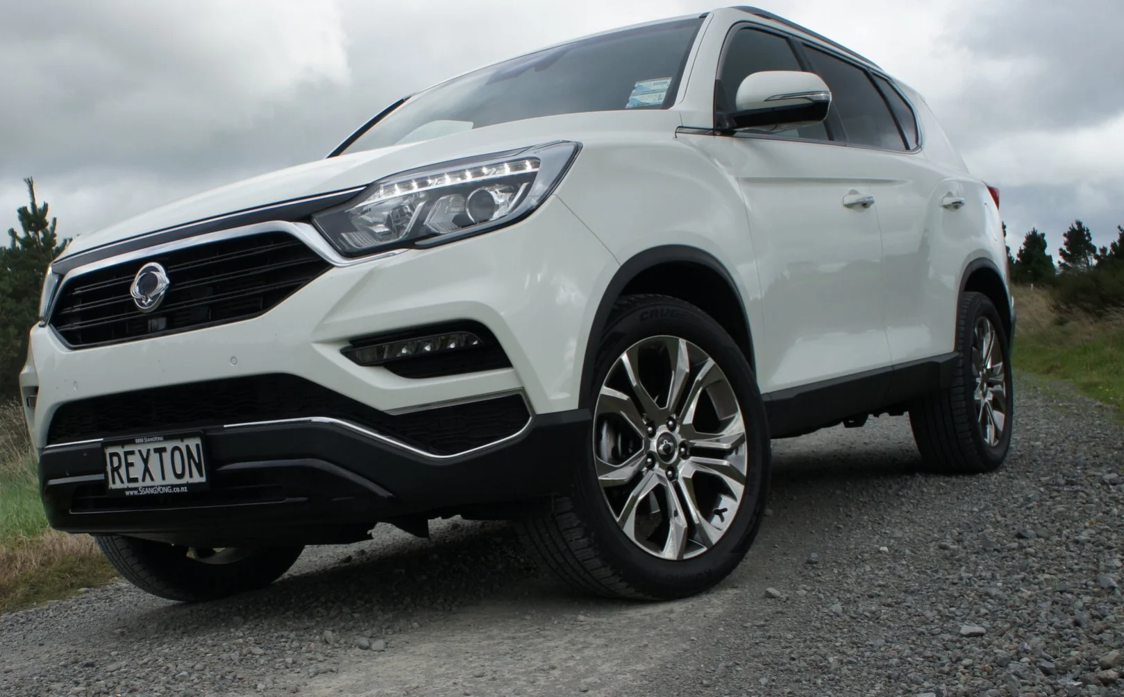 SsangYong Rexton SPR, Toyota Prado GX: Toughness at the top