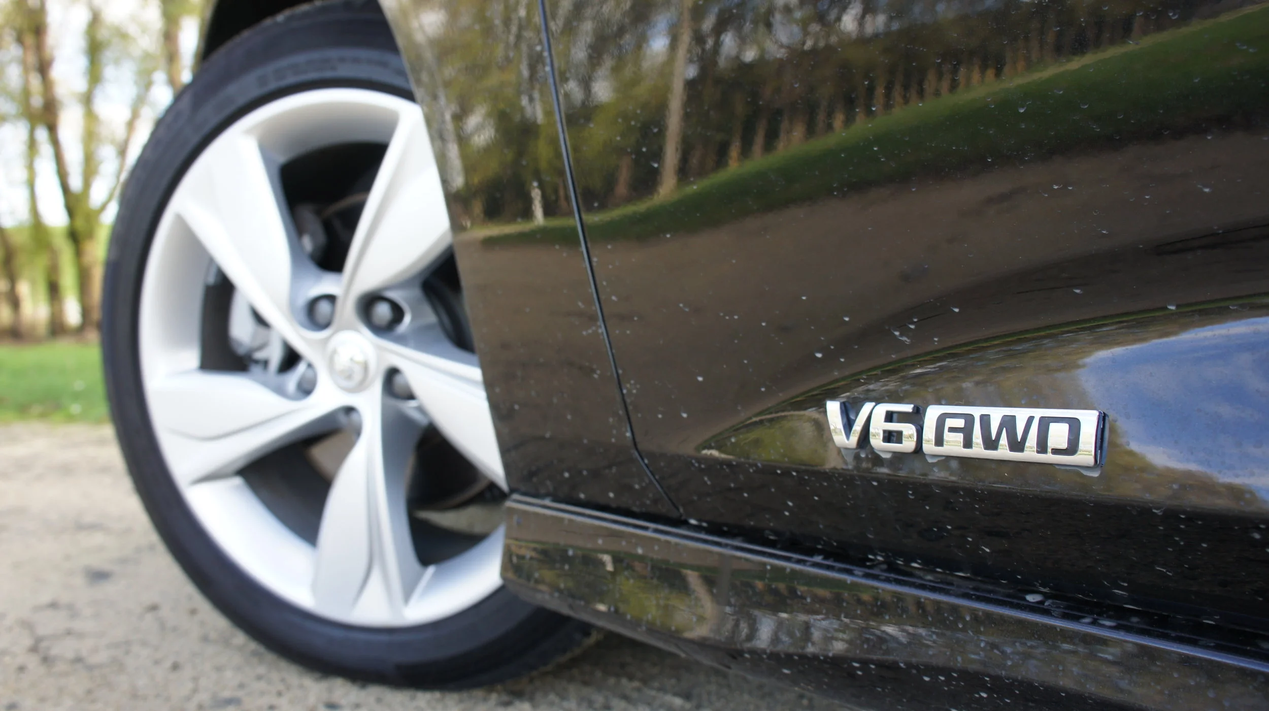 Holden Commodore RS-V liftback: Six that puts four paws to the fore