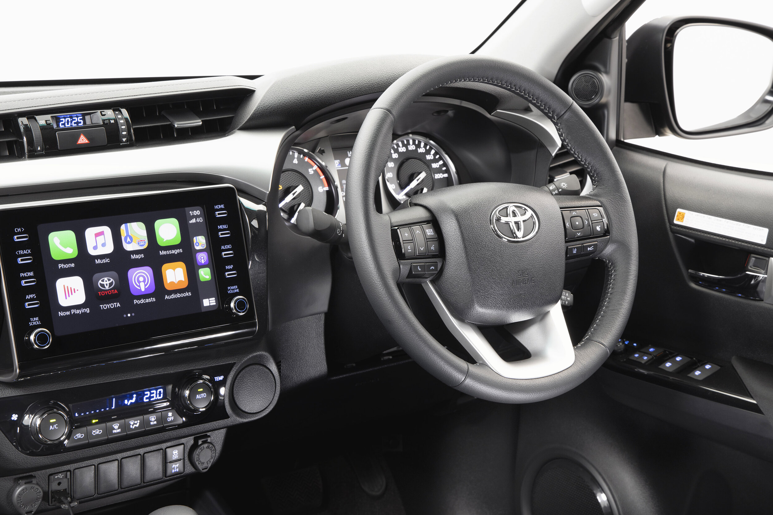 IMAGE_2021 Toyota Hilux, SR5 grade PreRunner (2WD), entertainment unit and steering wheel shot.jpg
