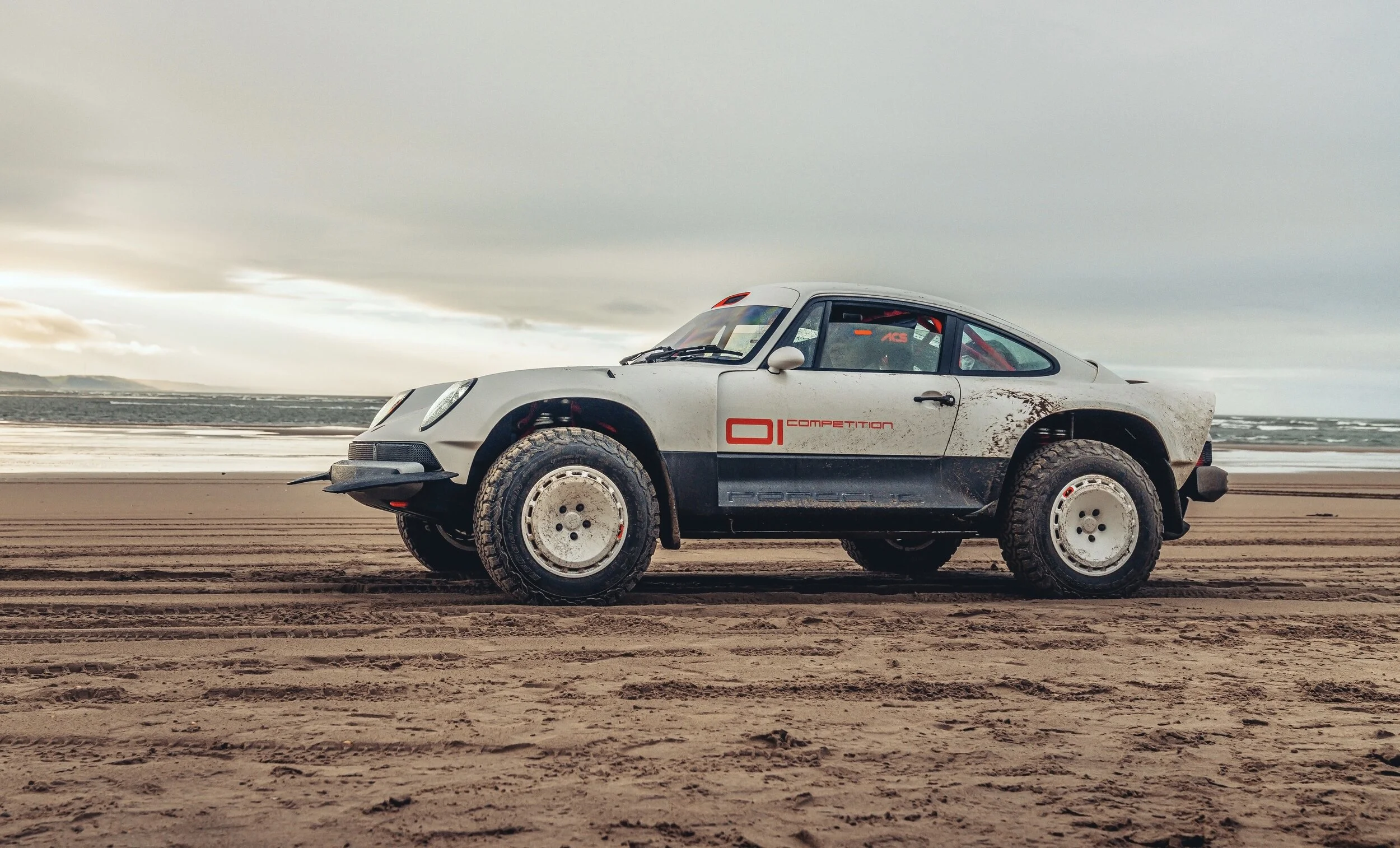 Homage to history …. the Singer ACS takes inspiration from Porsche’s incredible 959 (below), a Group B rally machine that made huge imprint in the Paris-Dakar rallies in the 1980s.