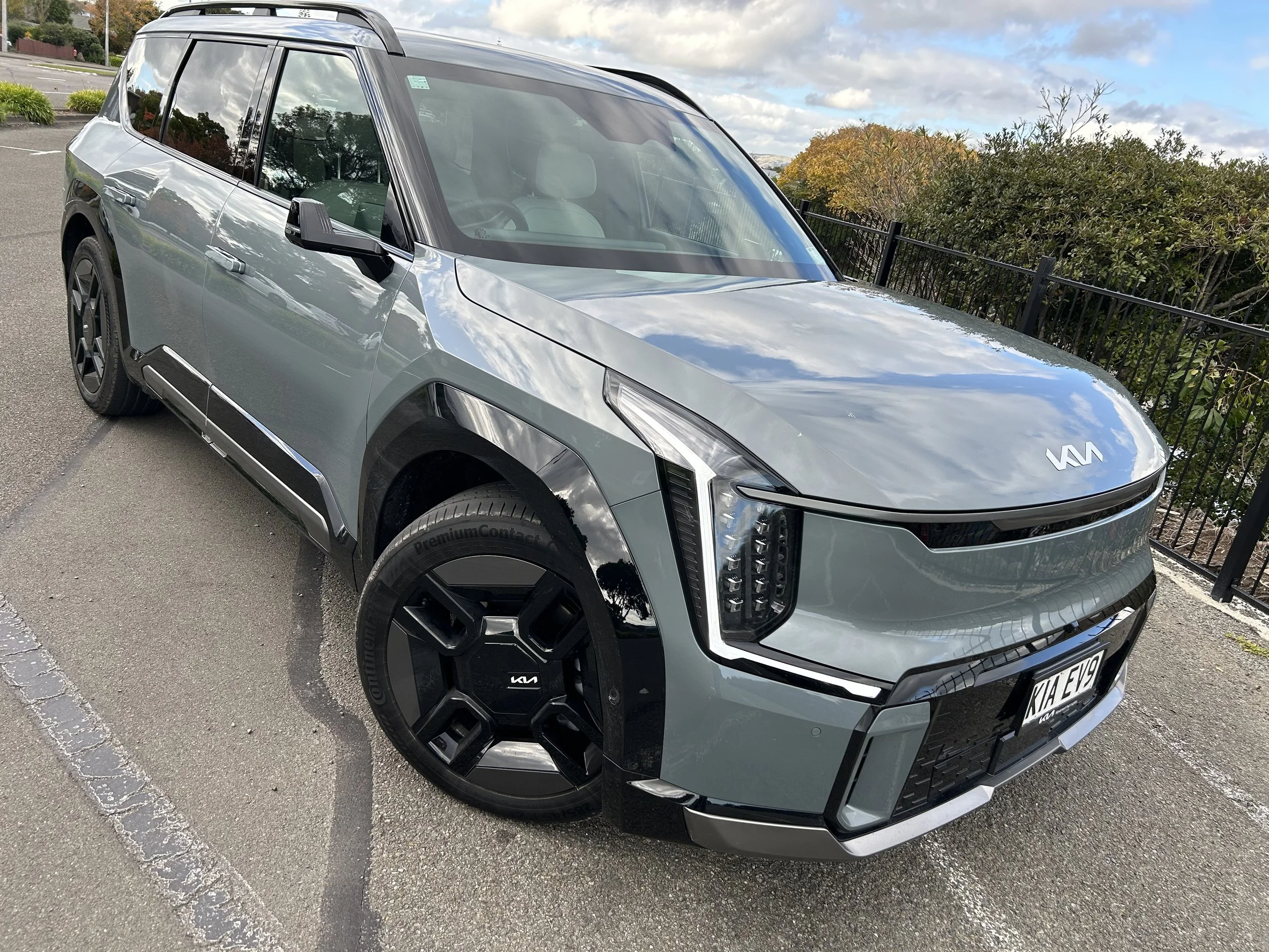 Flagship, mid-grade EV9 cheaper than entry edition