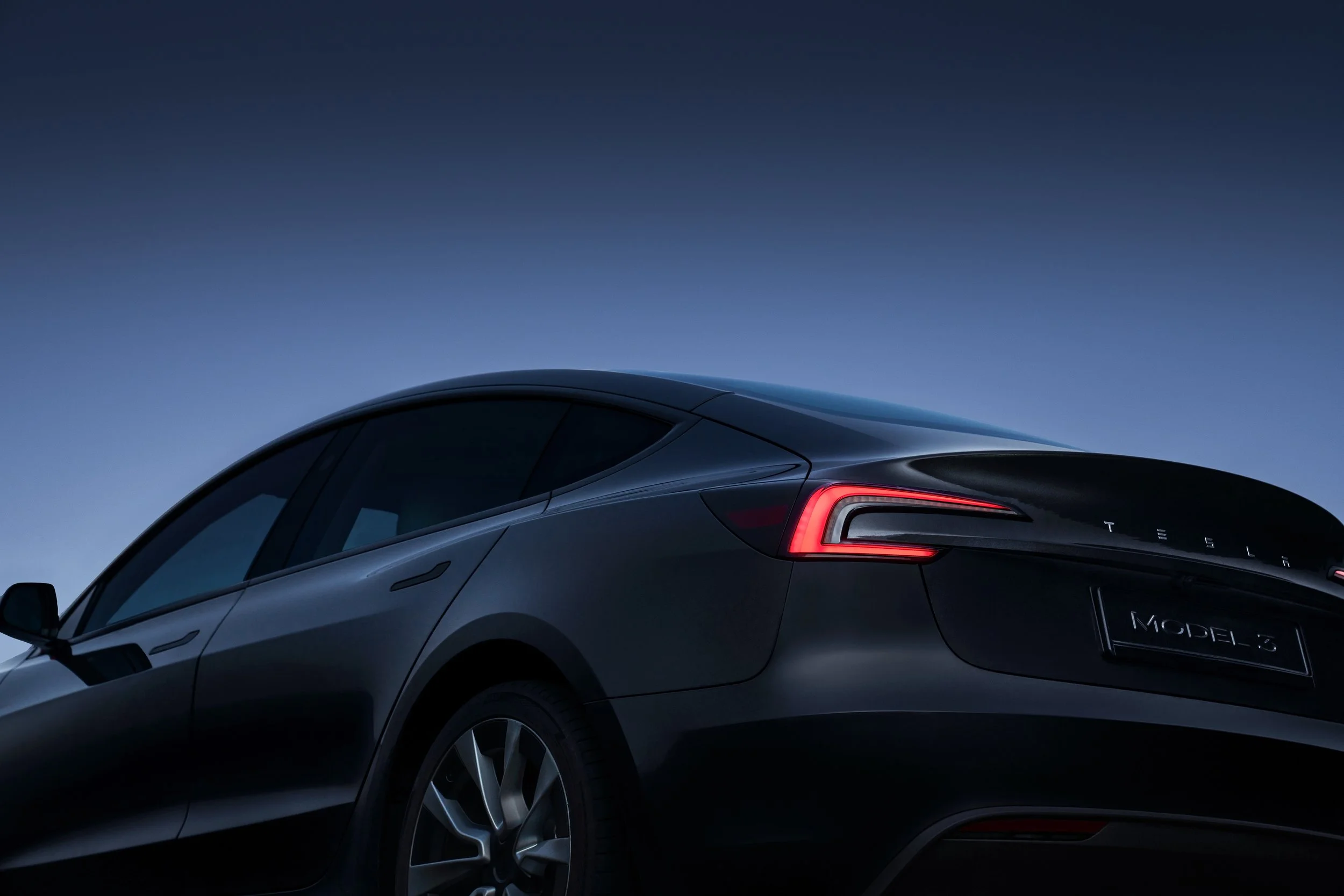 Rear-drive Tesla M3 re-sets range hit