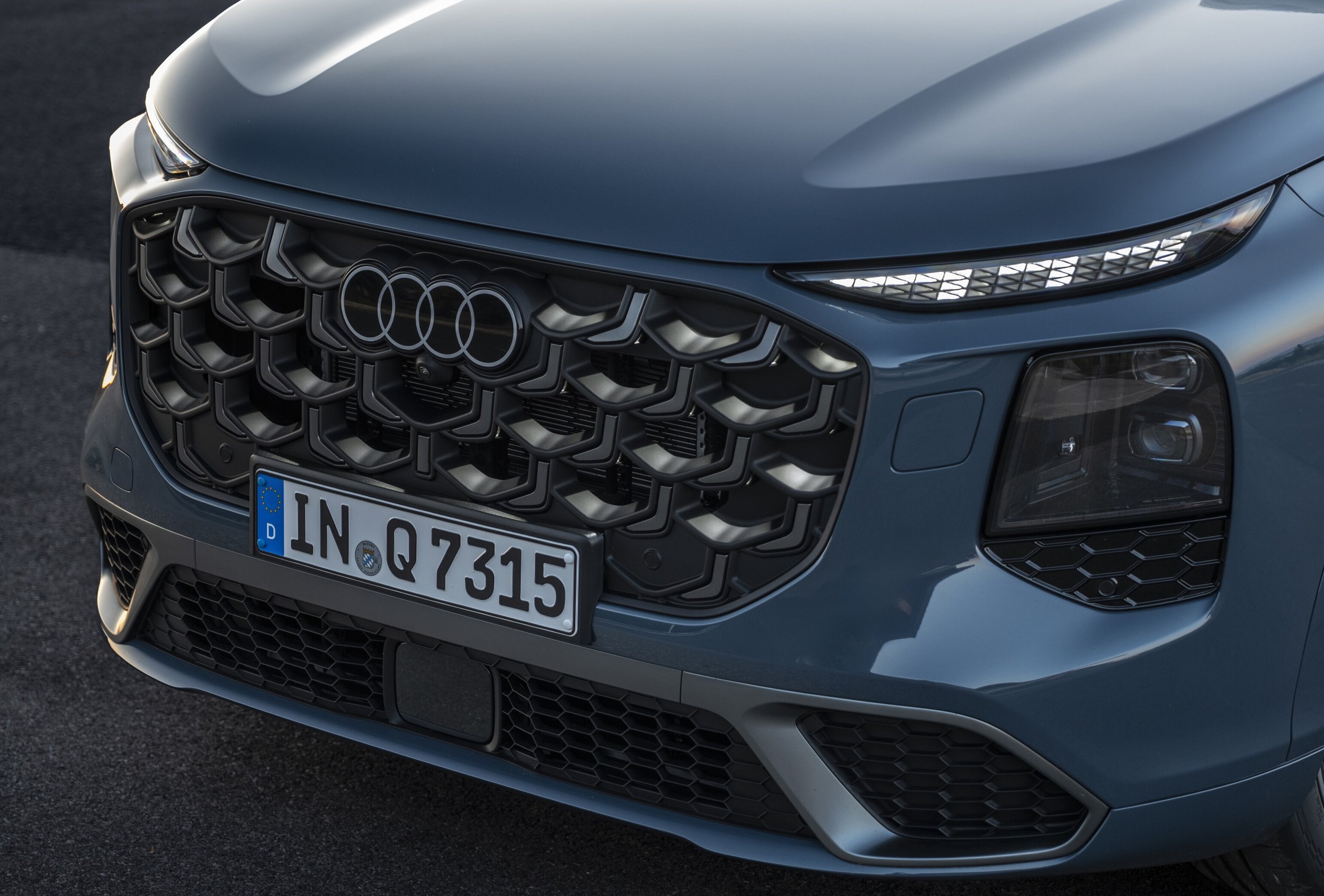 New Q7 puts all bets on black