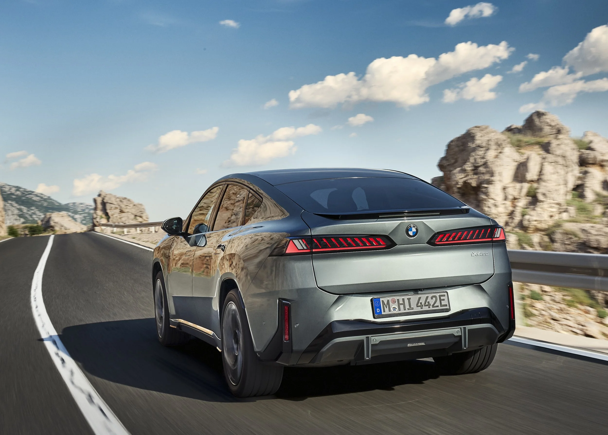 Electric BMW iX4 revealed, en route