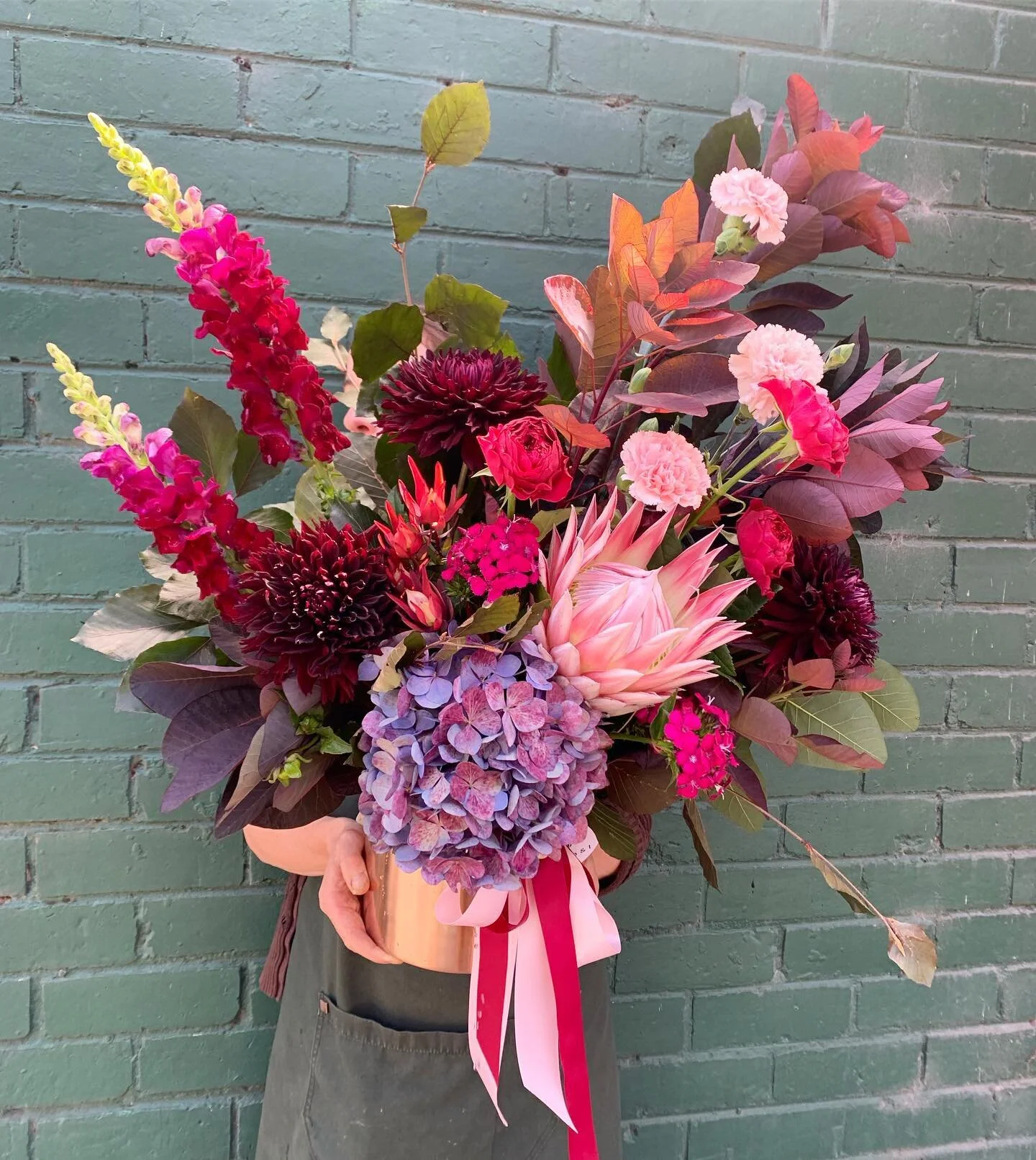 Happy Friday! We&rsquo;ll be sending floral love alllll day and listening to some great tunes in store! Come say hi, we&rsquo;re here until 5pm! 🌸🌸🌸🌸

Ft. Show stopper &lsquo;So Berry&rsquo; vase created by our lovely Joanna.
