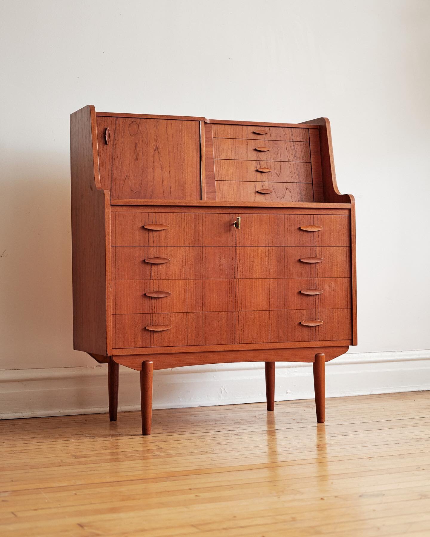 Danish bureau with stowaway desk and vanity ✨

33 5/8&rdquo; wide x 18 1/8&rdquo; depth x 41 3/4&rdquo; tall 

#midcenturymodern #teakfurniture #midcenturyfurniture #secretarydesk #danishfurniture #woodgrain #mcmfurniture #danishdesign #vintagefurnit