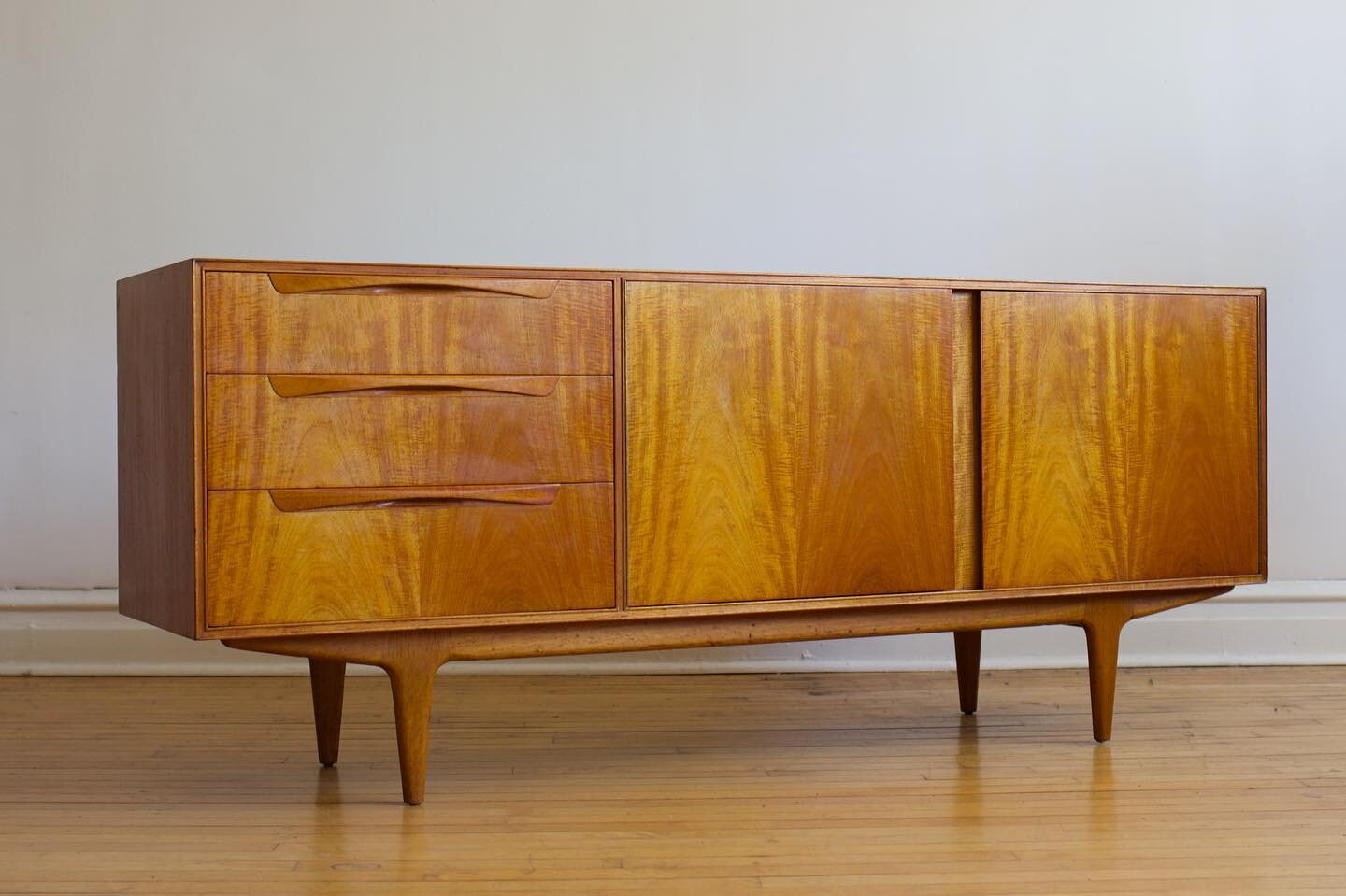 A not-so-common credenza by McIntosh. 💫

69&rdquo; long x 18&rdquo; depth x 28 3/8 tall 

#midcenturymodern #credenza #sideboard #mcintosh #teakfurniture #midcentury #mcmfurniture #danishmodern #1stdibs