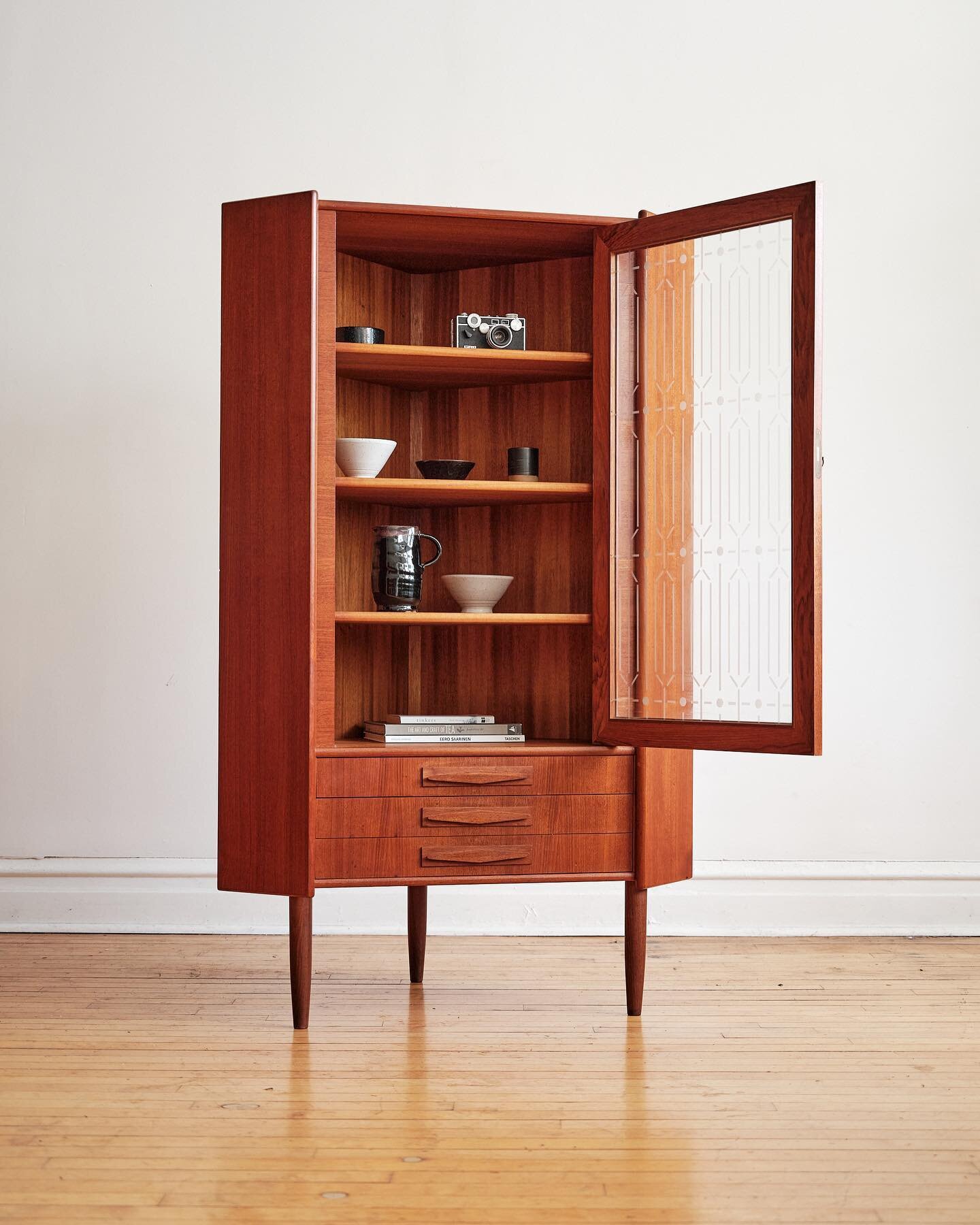 Danish corner cabinet with etched glass.

35&quot; wide x 22.25&quot; depth x 57 3/8&quot; tall 

#midcenturymodern #mcmfurniture #midcenturyhome #glasscabinet #cornercabinet #glasscase #etchedglass #scandinaviandesign #scandihome #danishmodern #mcmd