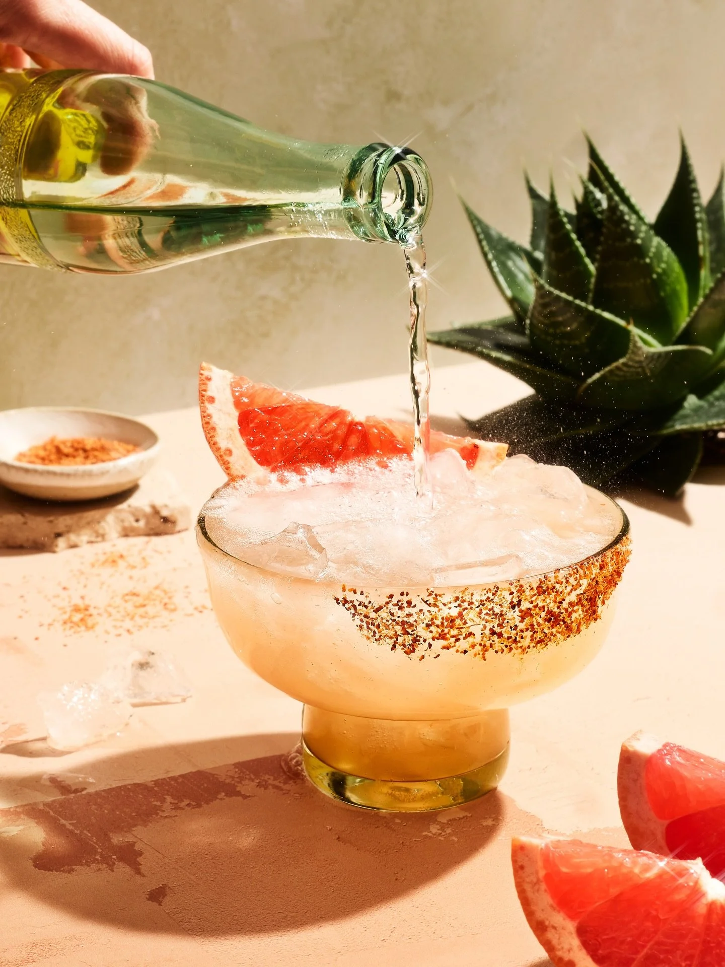 Just giving my *favorite* fizzy drink her moment🥂

This was a last minute creative shoot at 10pm on a Tuesday. I had a few creative direction thoughts floating around in my notes app, and I kept coming back to these @verve_culture glasses, so I made