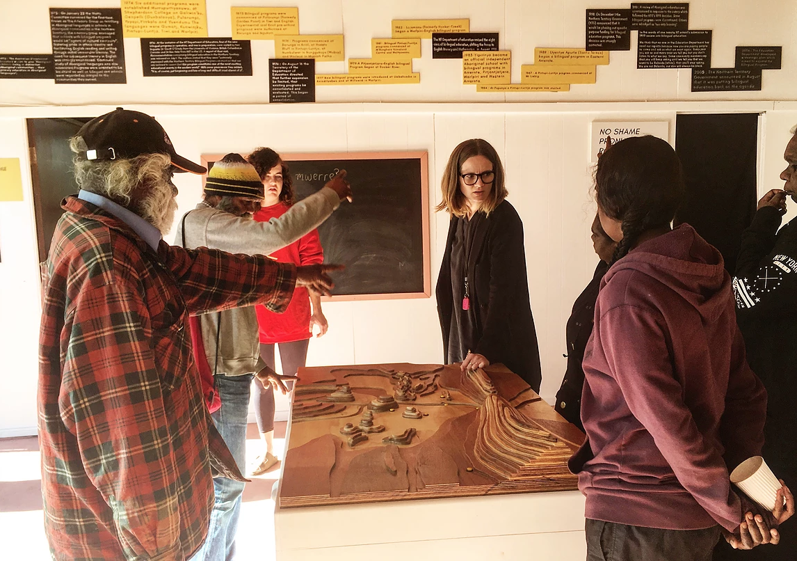  Language and knowledge transfer during the shed's opening hours 