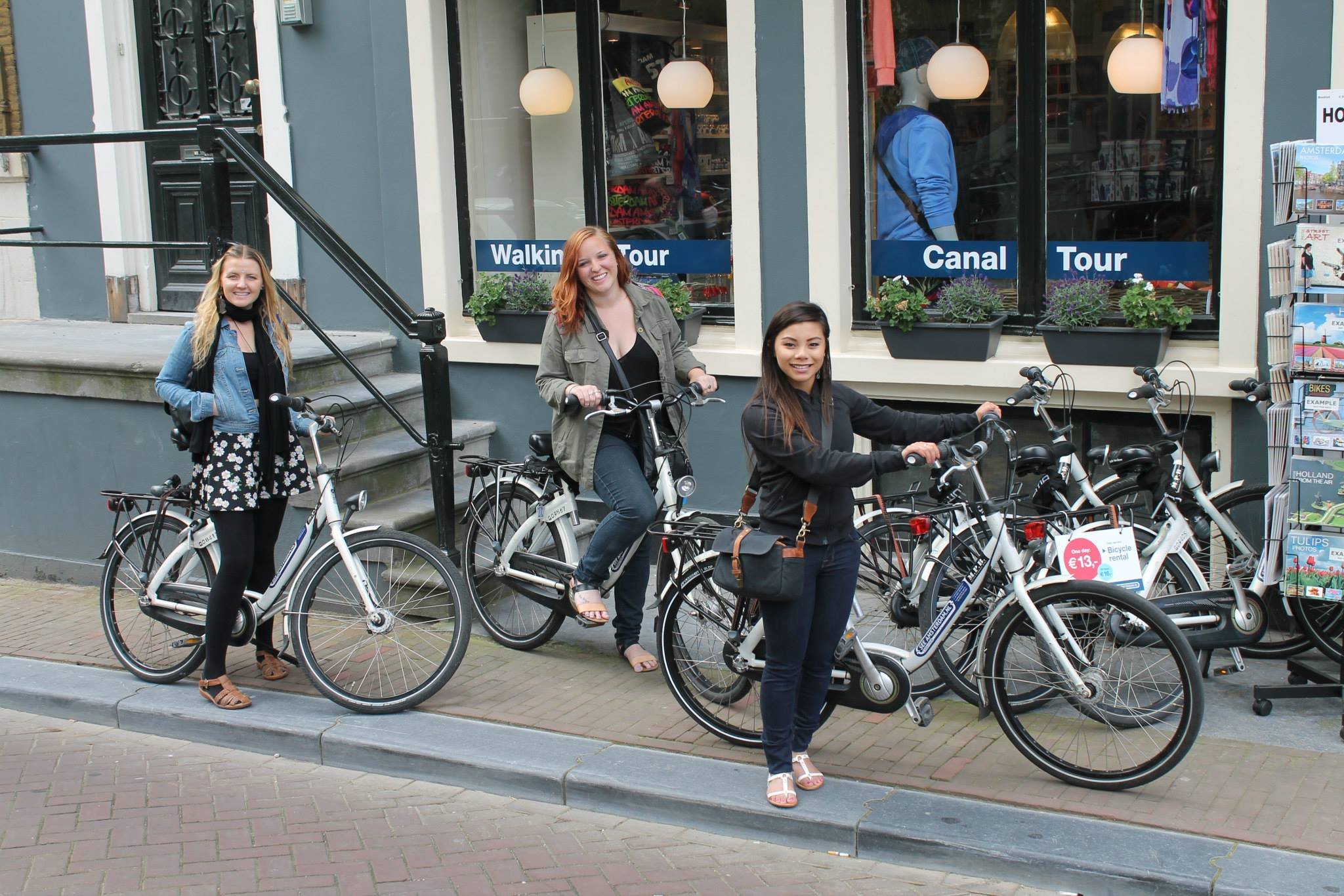 solo traveling in amsterdam in hostels biking in the city of amsterdam