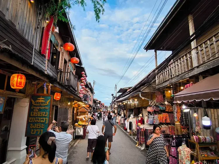 Chiang-Khan-Walking-Street.webp