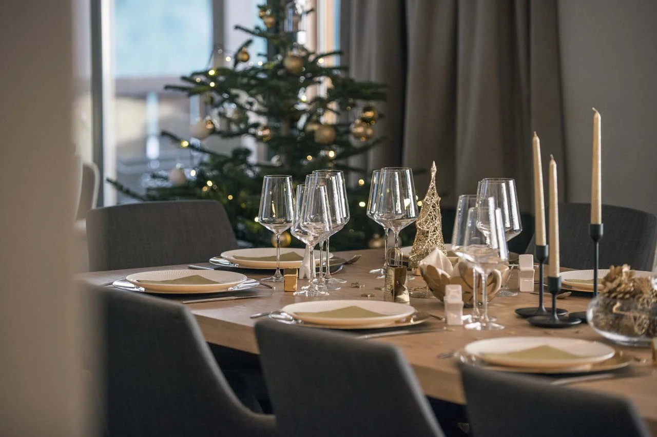 15_Details Dining Table 2.jpg