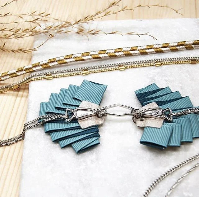 On adore le headband Jini de chez @byrdceedesign. Parfait pour les beaux jours qui arrivent. ✨
.
.
.
#lyon #lyonnaise #monlyon #createurlyonnais #faitavecpassion #creatricelyonnaise #madeinlyon #madeinfrance #jewelry #spring #headband #cadeaux #bijou