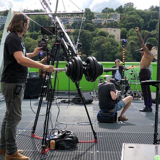 🎥 Tournage @showmustgohome_official animé par @matbastard_official sur la terrasse d&rsquo;@euronews.tv @euronews_french avec @lasttrainband @skiptheuse @lucieelisajuliette @poupie.tv ! À retrouver dimanche sur YouTube et Facebook @showmustgohome_