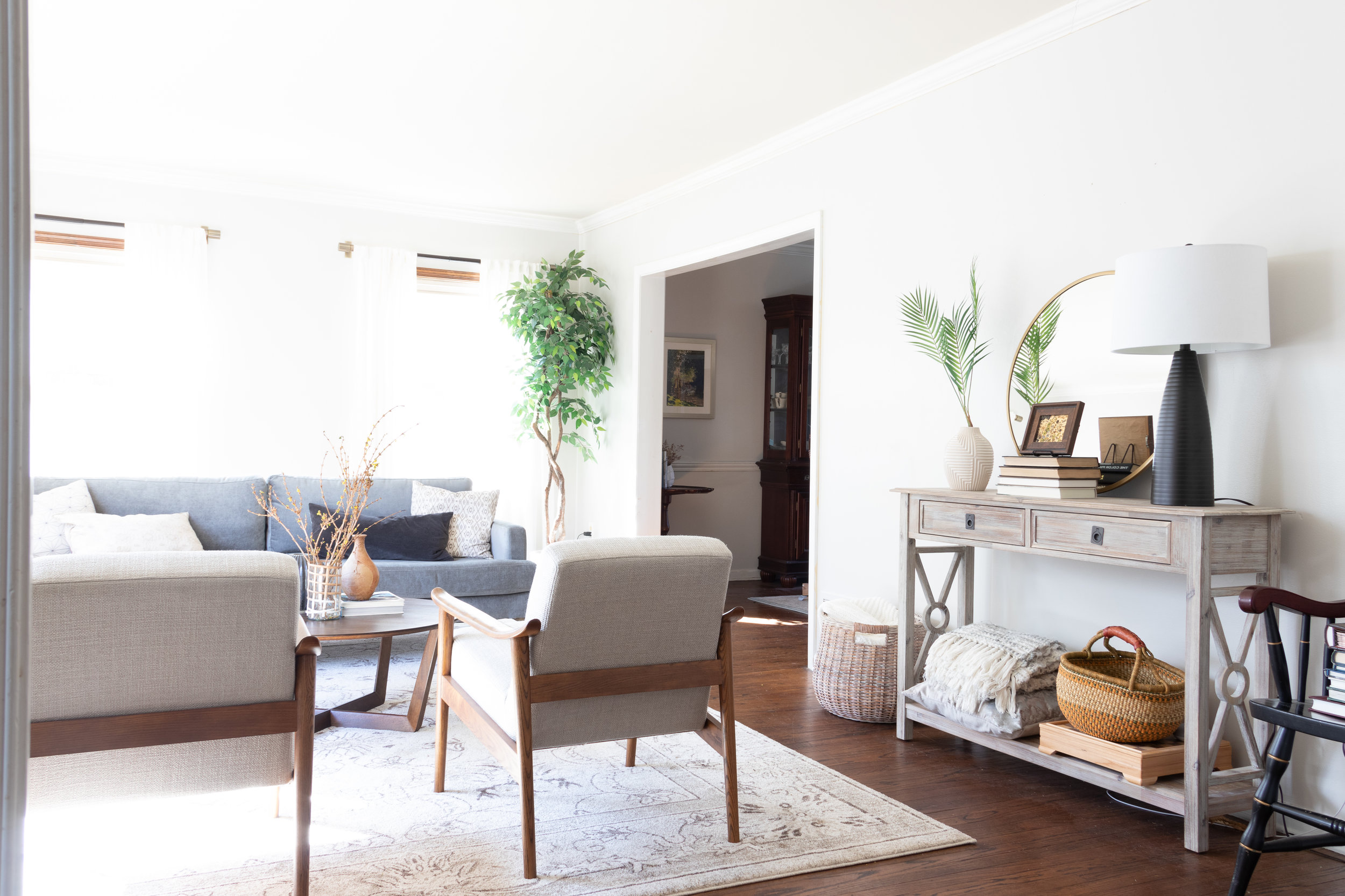 Featured image of post Small Living Room Layout With Tv And Dining Table / A room divider at the head of the bed is the tallest.