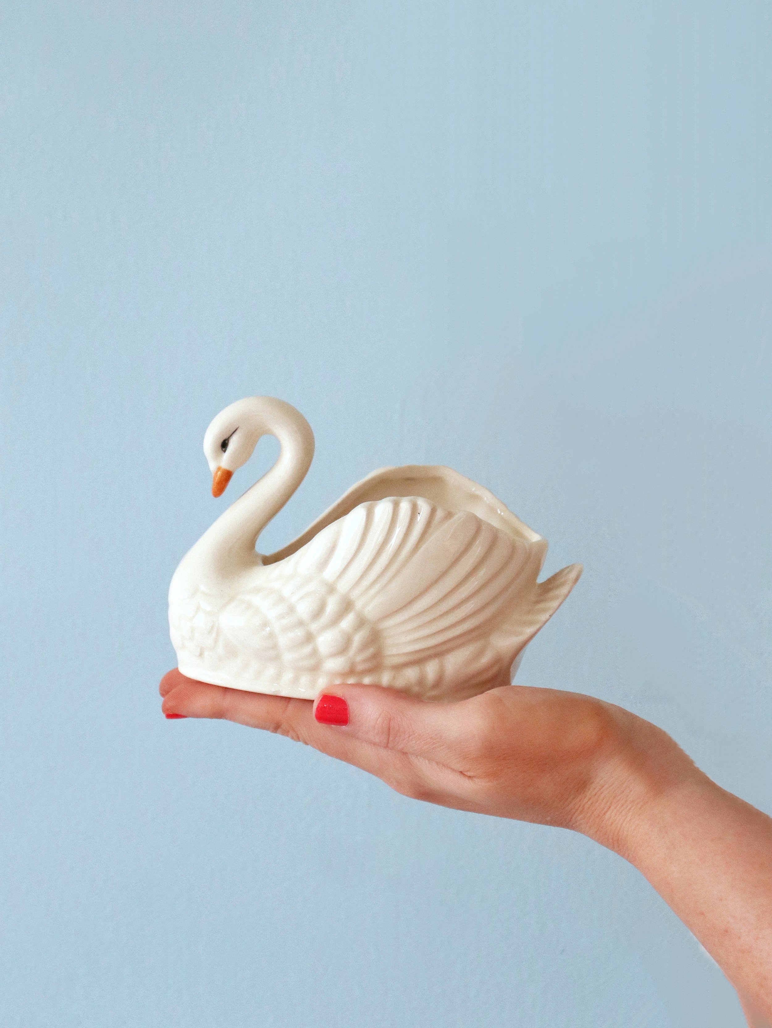 vintage-porcelain-swan-decor.jpg
