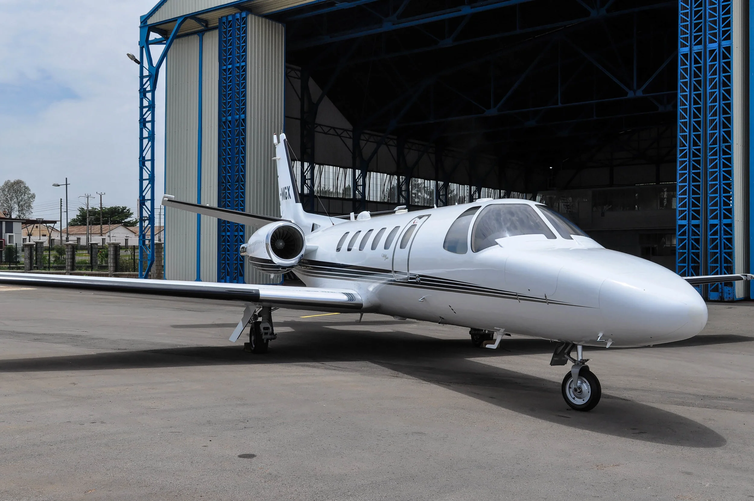 Citation C-550B Citation C-550B pressurized Crew : 2 pax Passengers : 8 pax Maximum cruising speed: 700 km/h Specificities : Life Port system on board for Medevac Ability to land on 2/3 of Madagascar's airfields