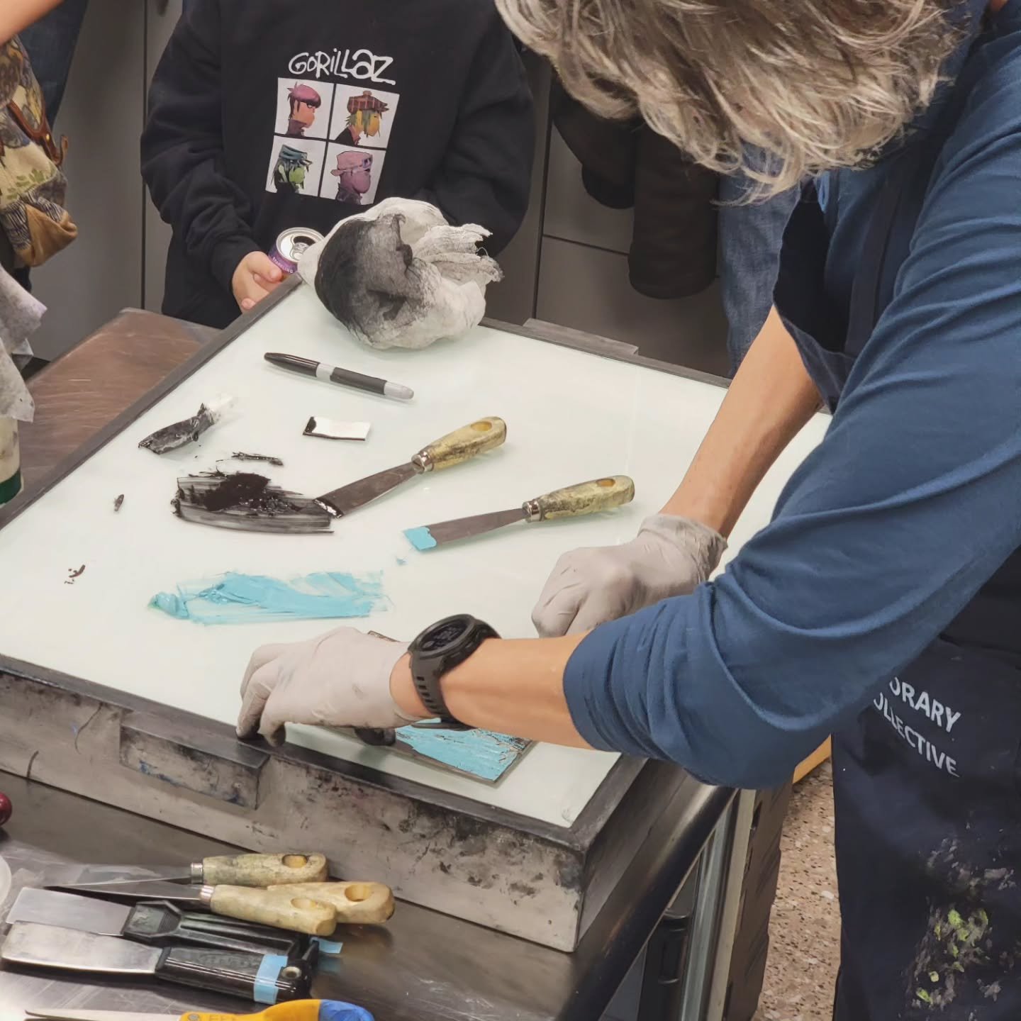 CPC Member @martyeppcarterstudio masterfully  explains and demonstrates collagraph printing at First Friday's @artcentergvl