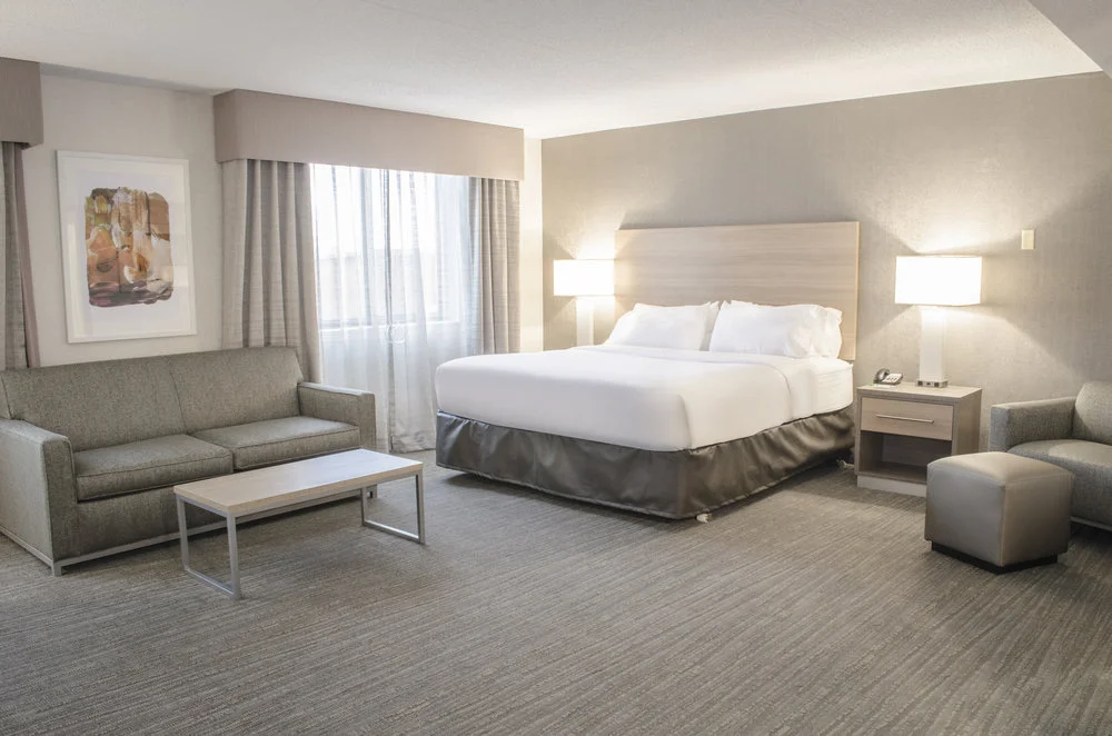 holiday-inn-fargo-king-deluxe-hearing-acc-roll-in-shower-rm1041-017.jpg