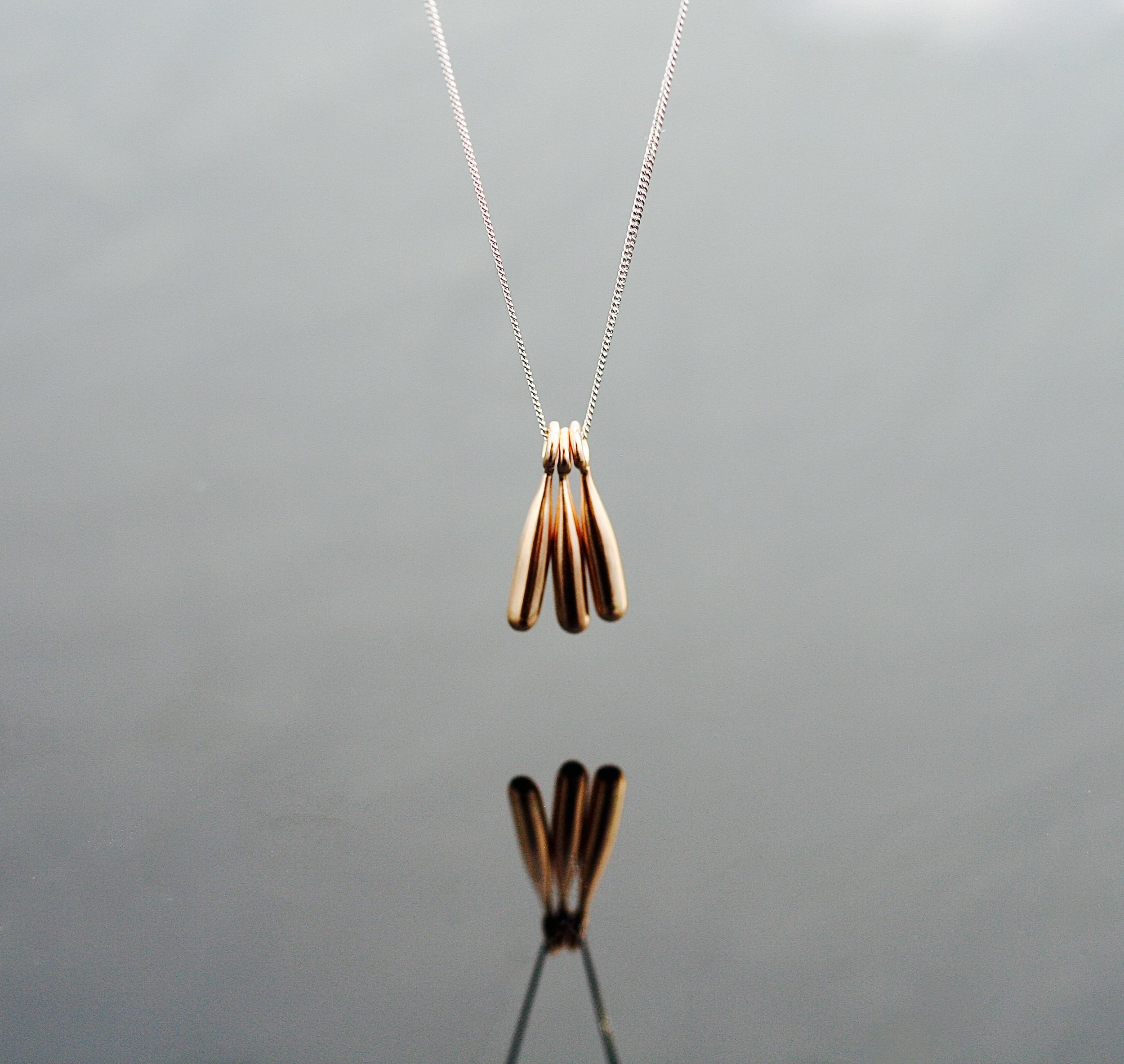 18 carat white and red necklace with 3 sliding tapering drops