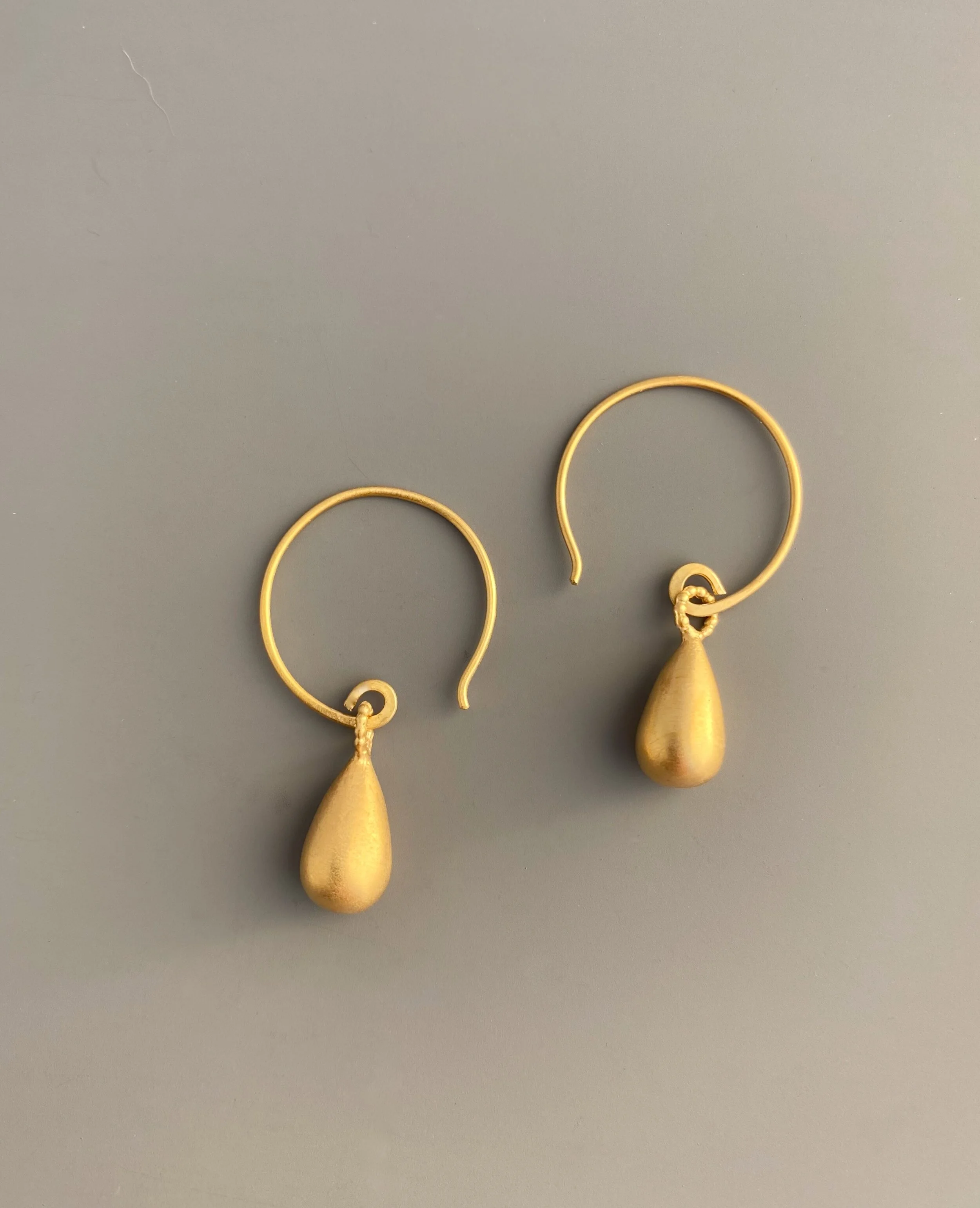 teardrop earrings in matte 18 carat yellow gold plate