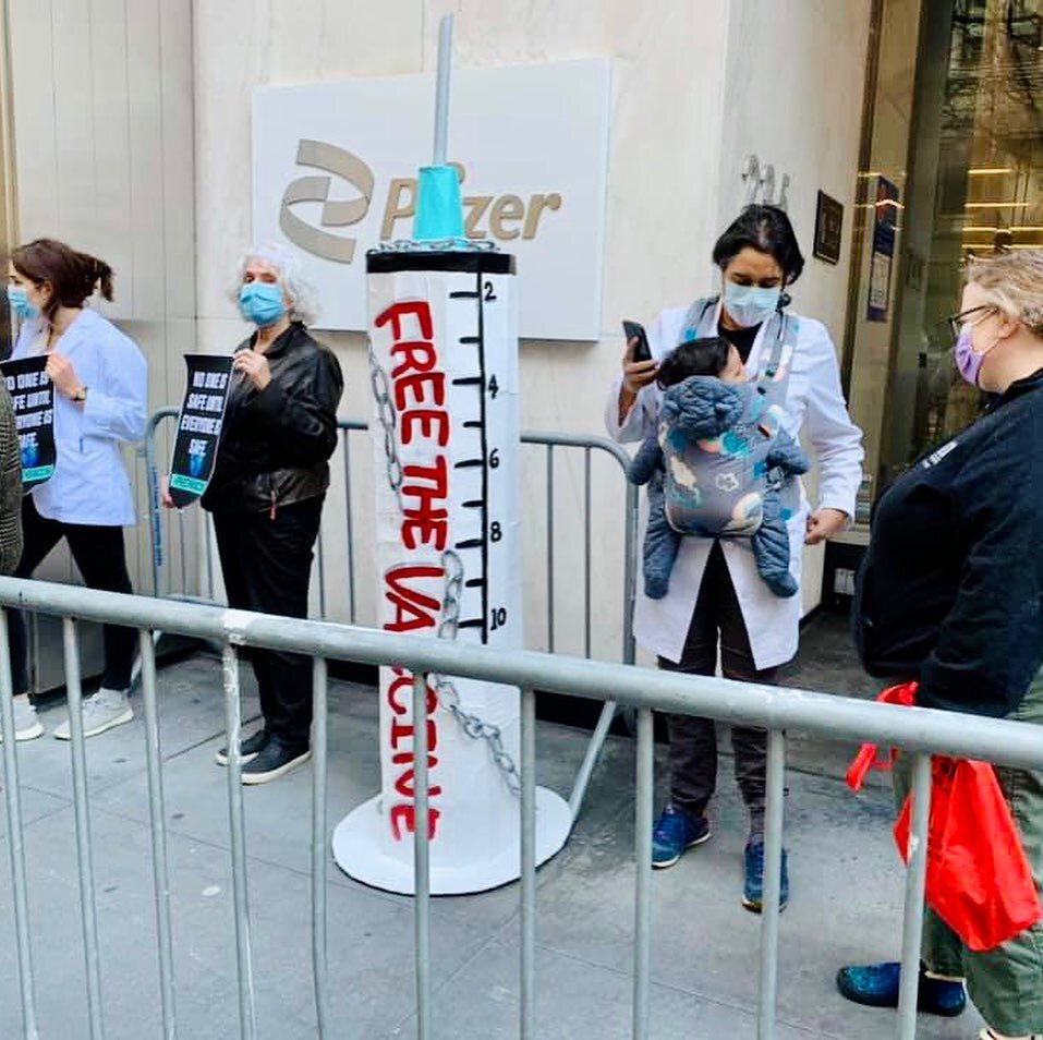 Rise And Resist along with fellow NYC health activists protested yesterday outside the World Headquarters of #pfizer .  We were there to demand the company allow other companies to mass produce its #covi̇d19 vaccine so that everyone around the world 
