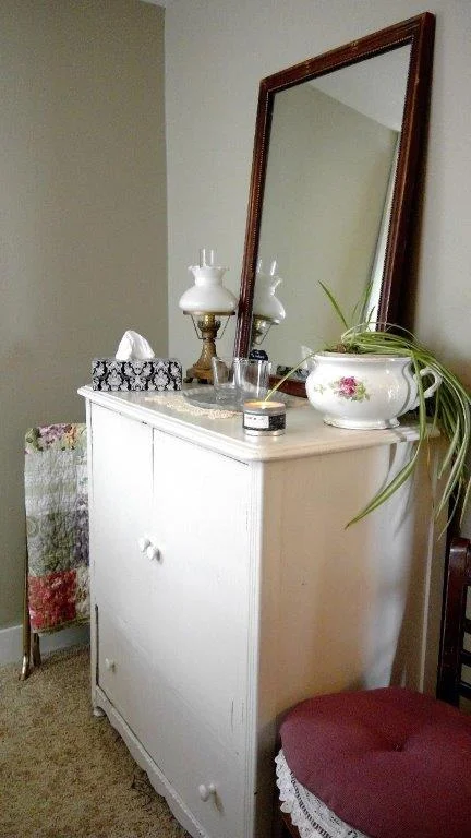 Room2 vanity (2).jpg