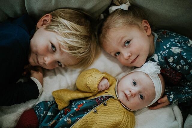 Just got this shot gracing the cover of this gorgeous family&rsquo;s Holiday card. 😍 can you believe these sweet babies just set up like this? I didn&rsquo;t even have to give them direction, they just knew. 🙌🏽❤️Hope everyone is enjoying their las
