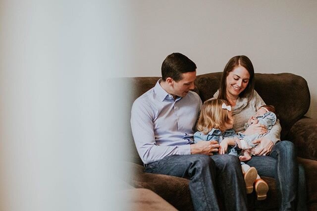 💖 new baby magic 💝 #chicagofamilyphotographer .
.
.
#jcastanedaphotography #joannabaum #jcastanedaphoto #couplephoto #couplephototogether  #chicagophotographer #chicagofamilyphotographer #lakemichigan #lifestylephotography #lifestylephotographer #c