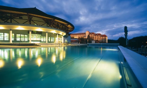 Burgenlandtherme-Pool-aussen.jpg