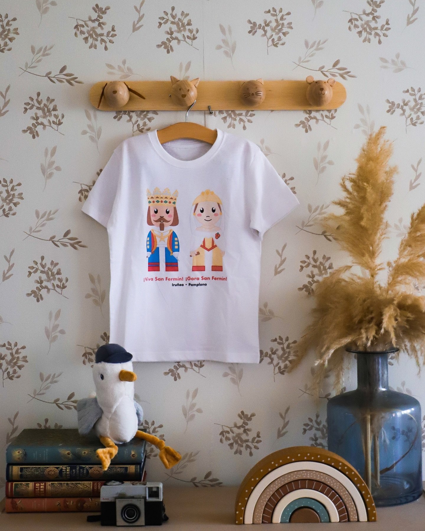 C&oacute;mo de bonitas son nuestras camisetas con los gigantes de San Ferm&iacute;n? Todav&iacute;a puedes encontrar varios modelos y varias tallas en nuestra web 😊

Pr&oacute;ximamente iremos a&ntilde;adiendo cositas nuevas a nuestra familia 🙏🏼🤞