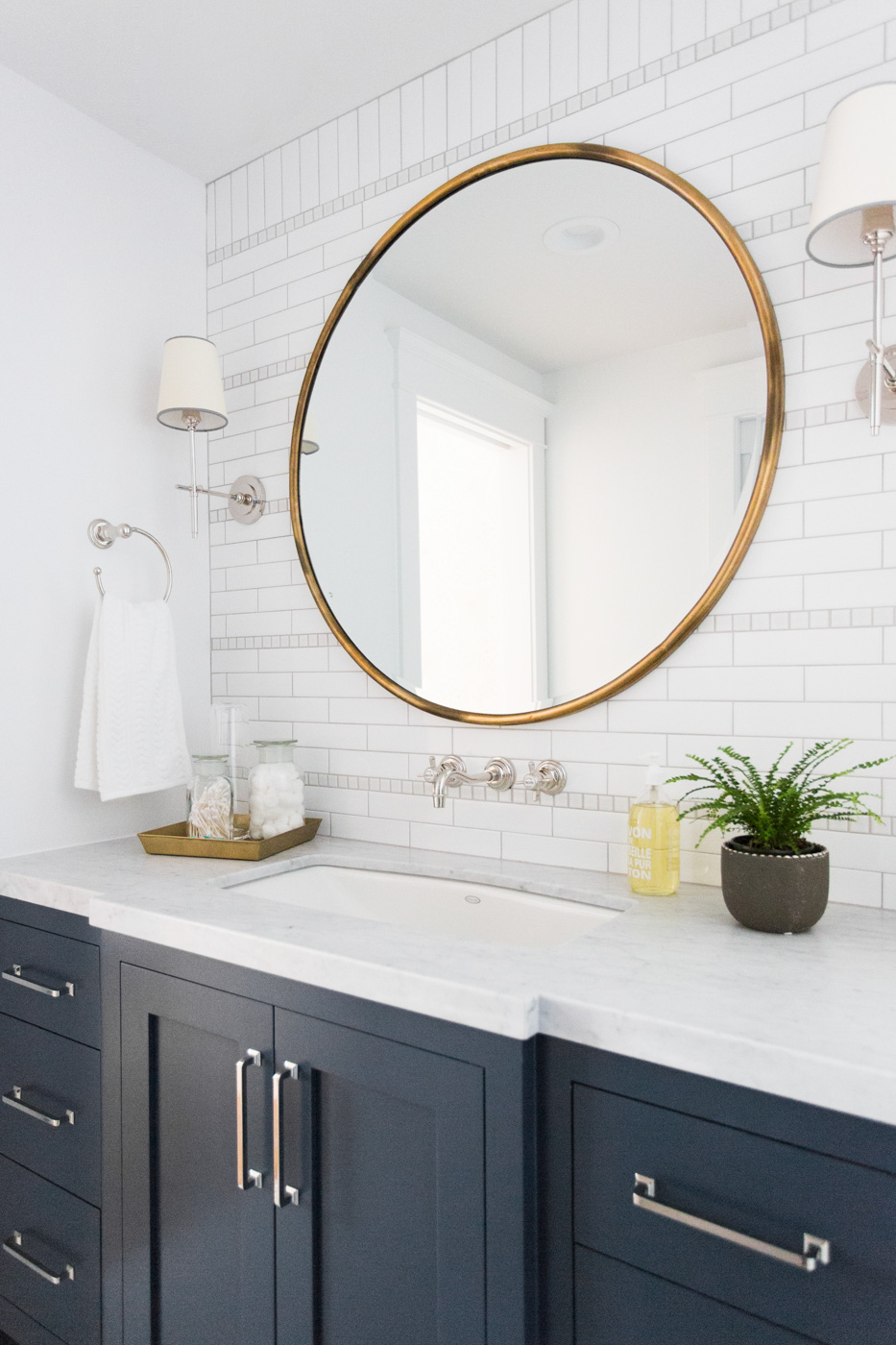 Bathroom Mirrors Are Going Full Circle, Bathroom Vanity With Circle Mirror