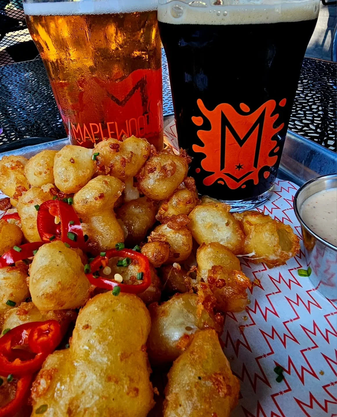 Unplanned stop at Maplewood for their cheese curds.

The Peanut Butter Fat Pug on Nitro and Green Crest were a tasty addition.

#afrobeerchick #beerstagram #beersofinstagram #craftbeer #craftbeergirl #beergirl #beergirlsofinstagram #drinklocal #radvo