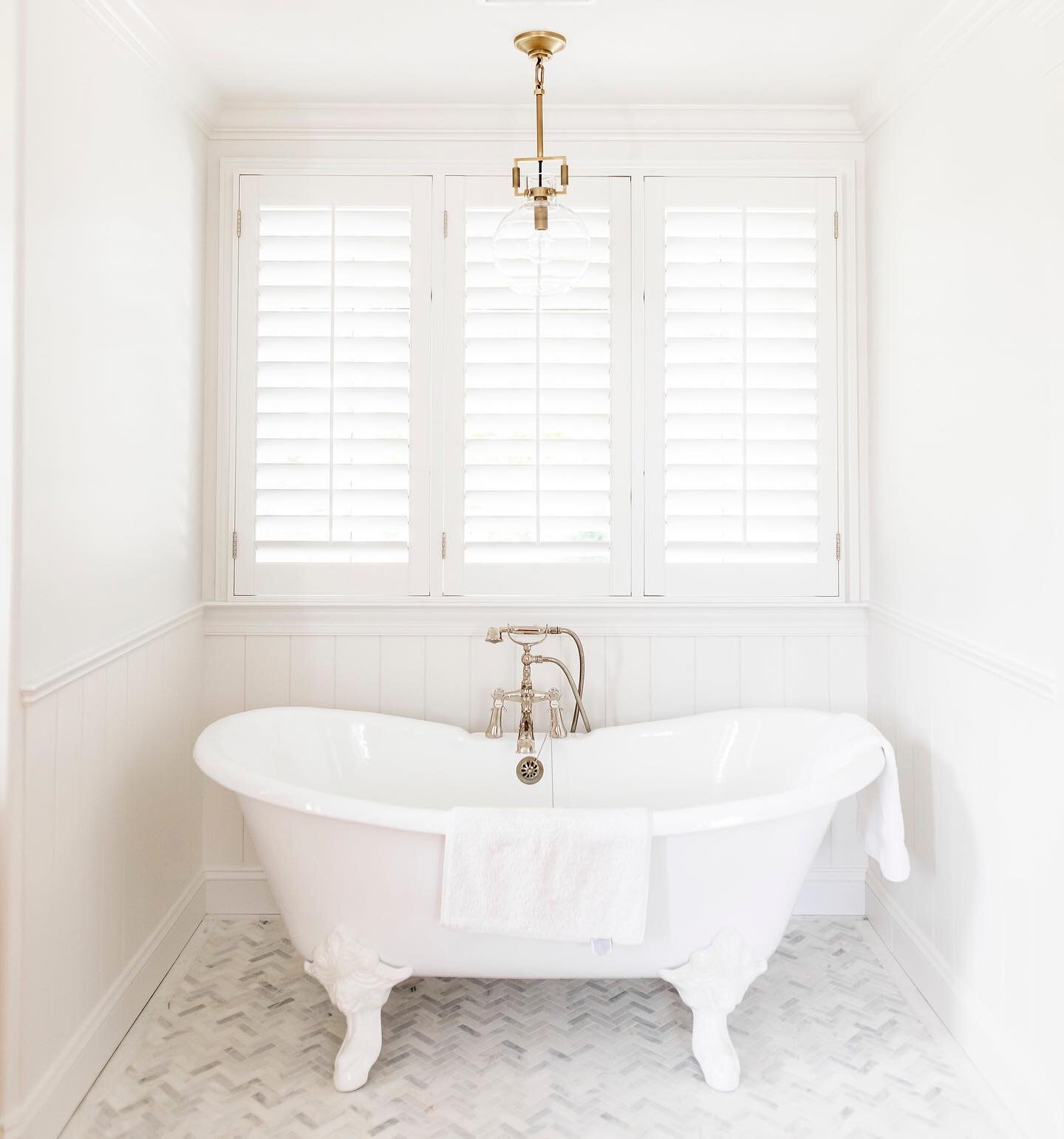 Throwing it back to #TheAcetoHome + this beautiful clawfoot tub in their master bathroom. Taking baths to the NEXT LEVEL. 😍