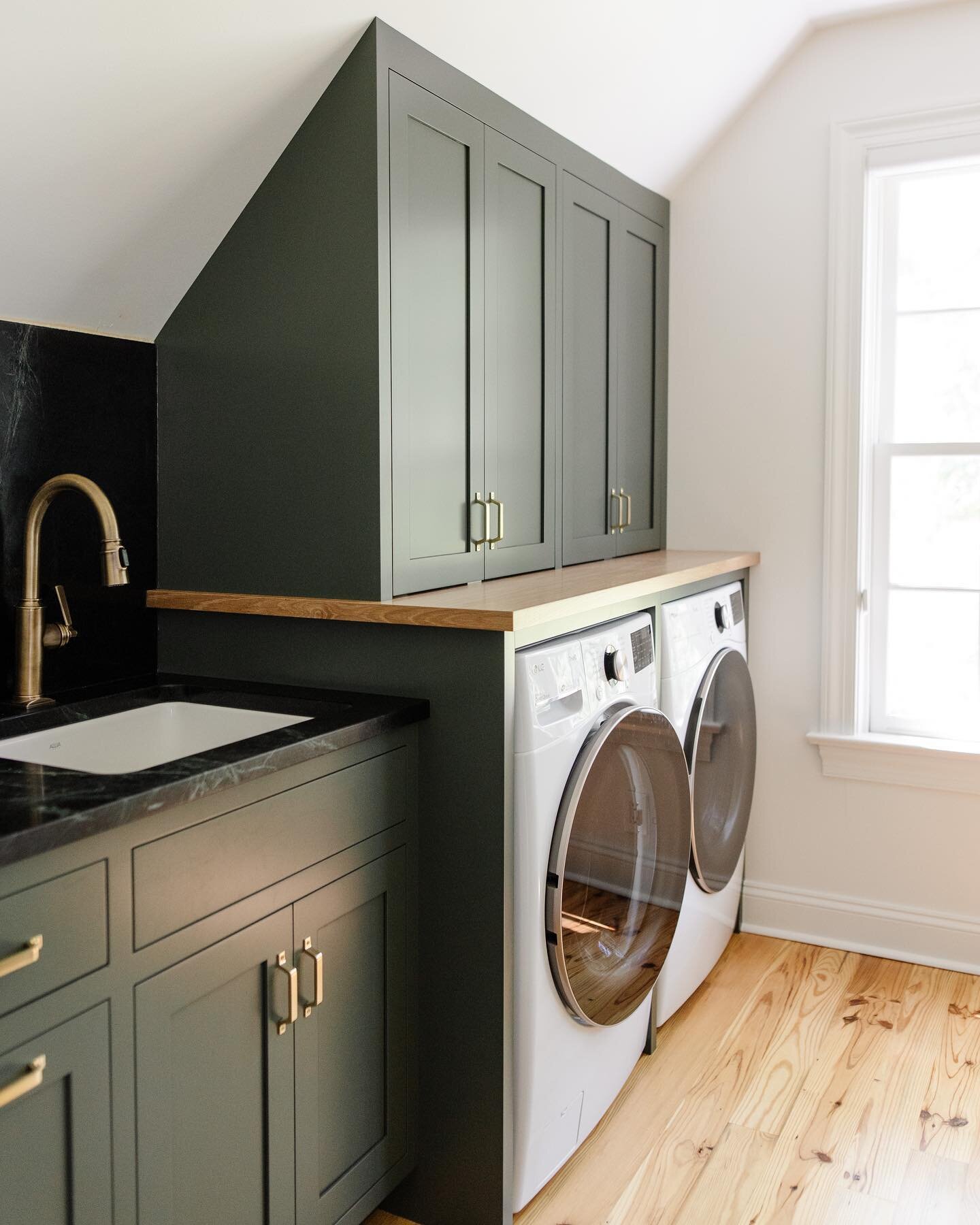 #TheBrookFarmHome laundry room makes doing laundry look FUN 🙌🏻